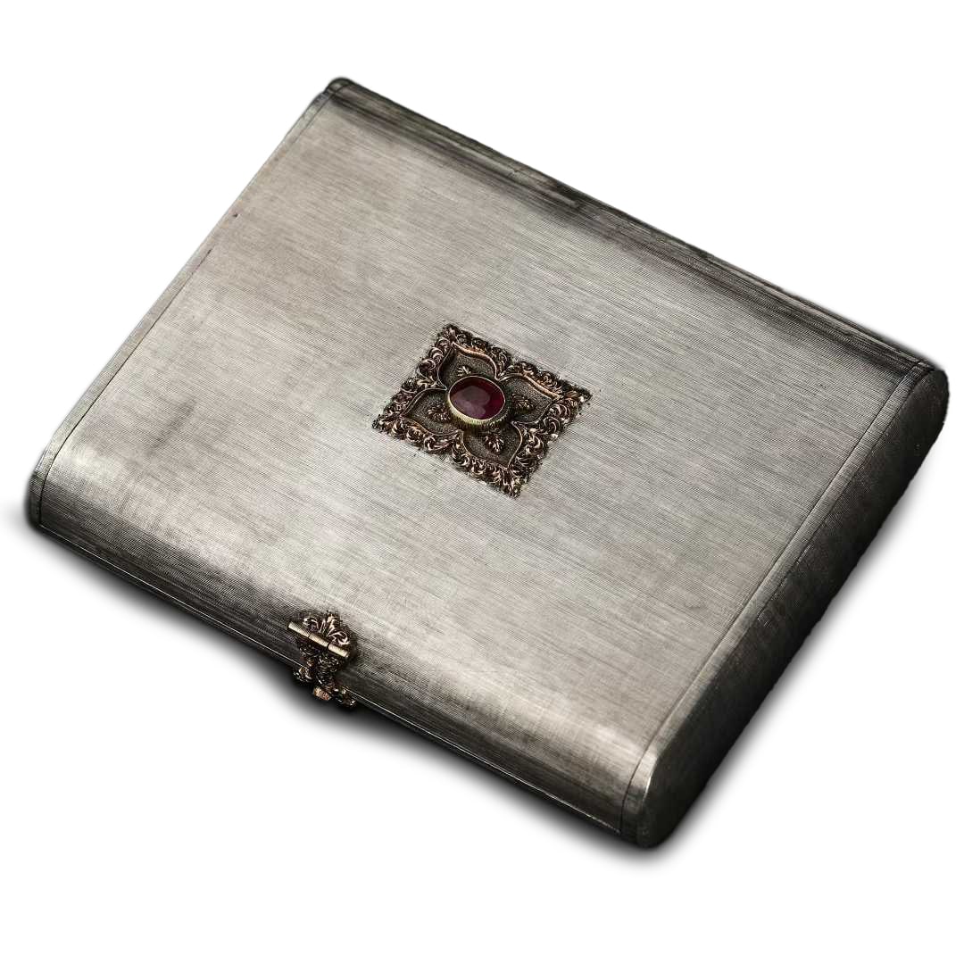 Gold and Silver Carved Vanity Case Inlaid with Rubies: L :80cm W :64cm Weight :194g A high-end retro vanity case crafted with mixed gold and silver, featuring a thick and high-grade main body made of yellow gold and pure silver. The case body combines rel
