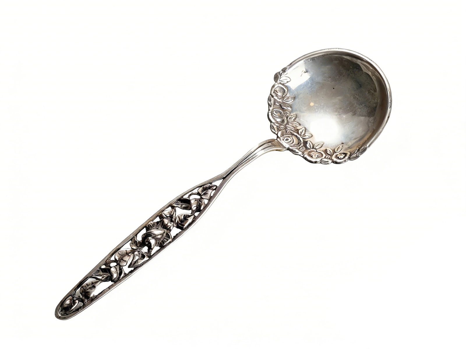 Silver Openwork Floral-Patterned Teaspoon: L :13cm W :4cmWeight :14.4g This Republic of China Silver Openwork Floral-Patterned Teaspoon is exquisitely crafted. It is made of pure silver with delicate openwork technology. The floral patterns on