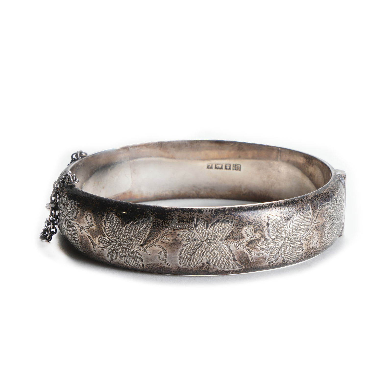 Silver Chiseled Floral and Leaf-Patterned Bangle: H :1.5cmD :7cmWeight :23.8g This Republic of China Silver Chiseled Floral and Leaf-Patterned Bangle is exquisitely crafted. It is made of pure silver with delicate chiseling technology. The floral and