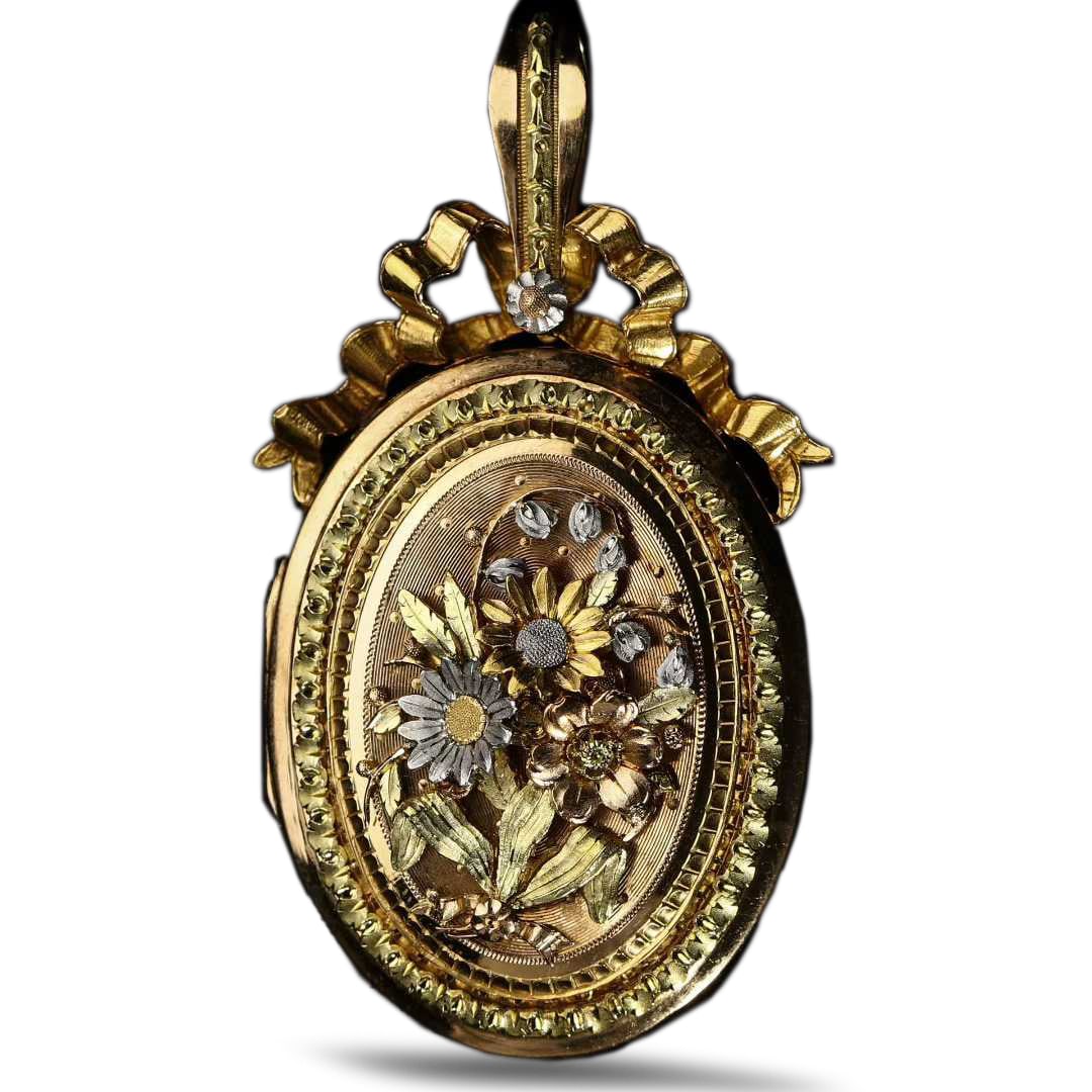 Napoleon III Period (1852-1870), French Noble Custom-Made Four-Color Gold Flower Locket Pendant: L :57cm W :32cm Weight :18.5g A custom-made jewelry piece for French nobility from the Napoleon III Period (1852-1870), crafted using the rare four-color gold technique (yellow gold, rose gold, white
