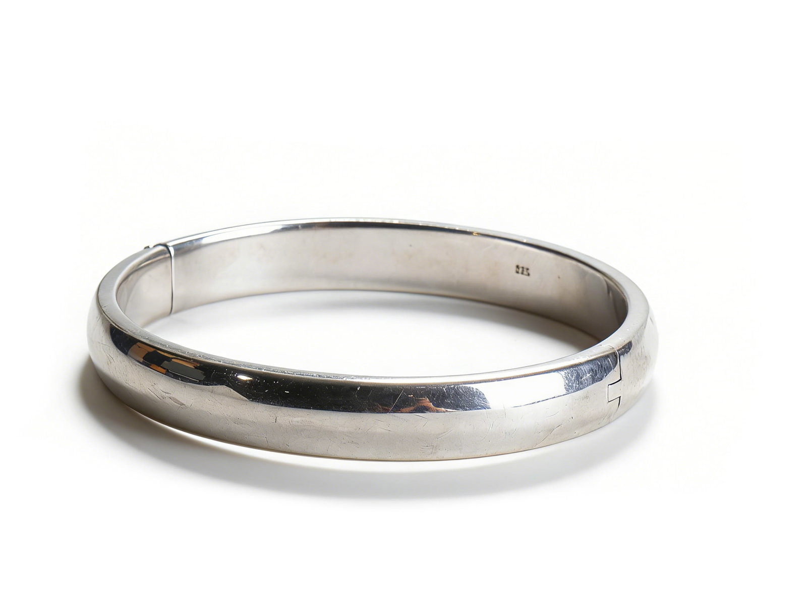 Silver Plain Bangle: H:1cmD:7cmWeight:17.6g This Republic of China Silver Plain Bangle is exquisitely crafted. It is made of pure silver with delicate polishing technology. The surface is smooth and unpatterned, and the s