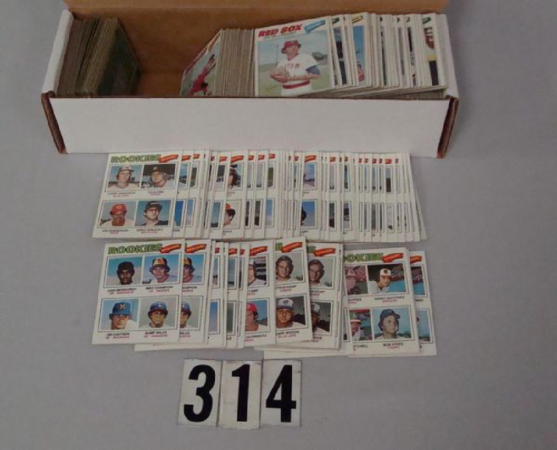BOX WITH (550+) 1977 TOPPS BASEBALL CARDS-AVERAGE EX, (1 of 2)