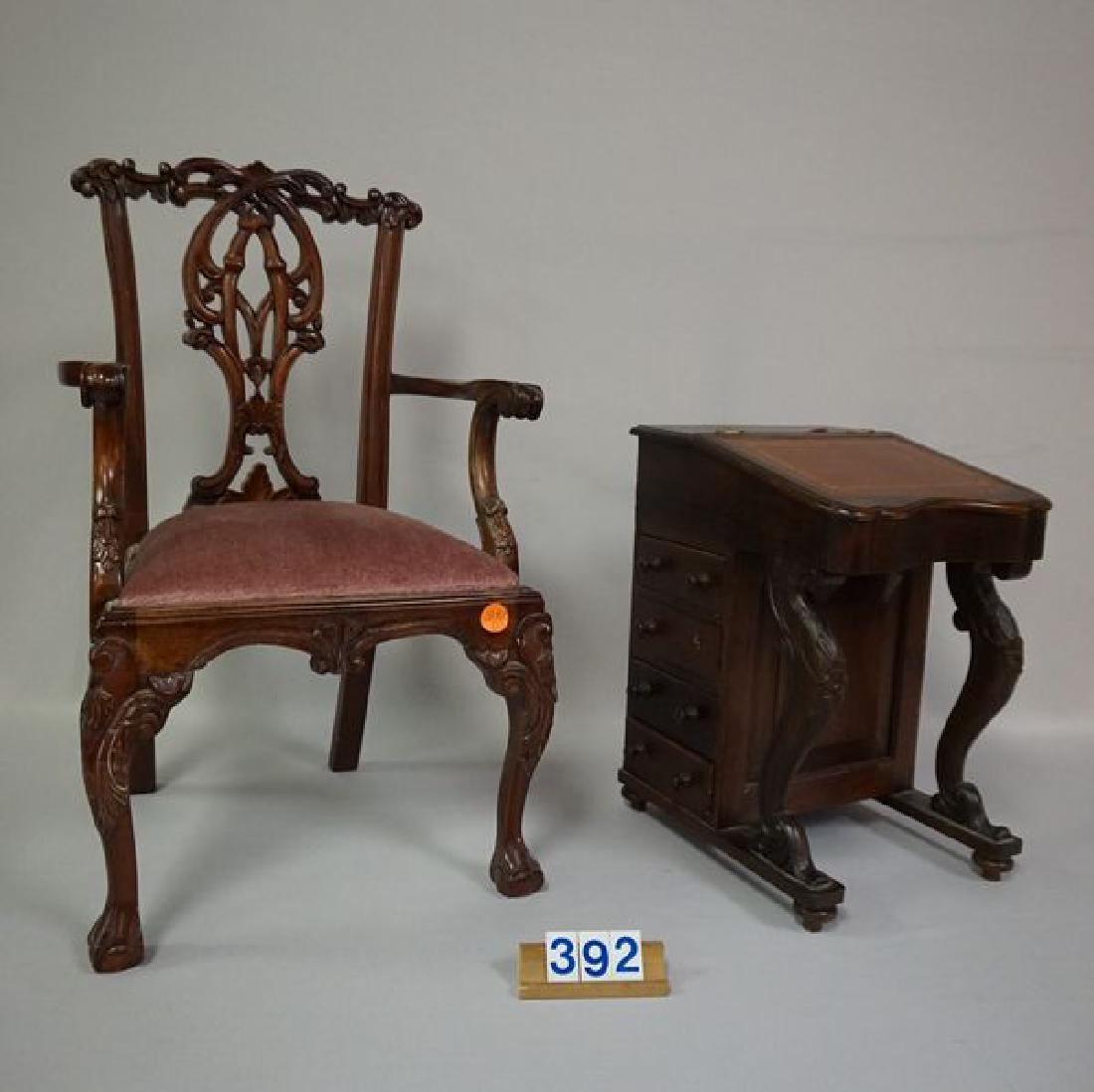 (2 PIECES) DOLL FURNITURE (NOT ANTIQUE): (1 of 9)
