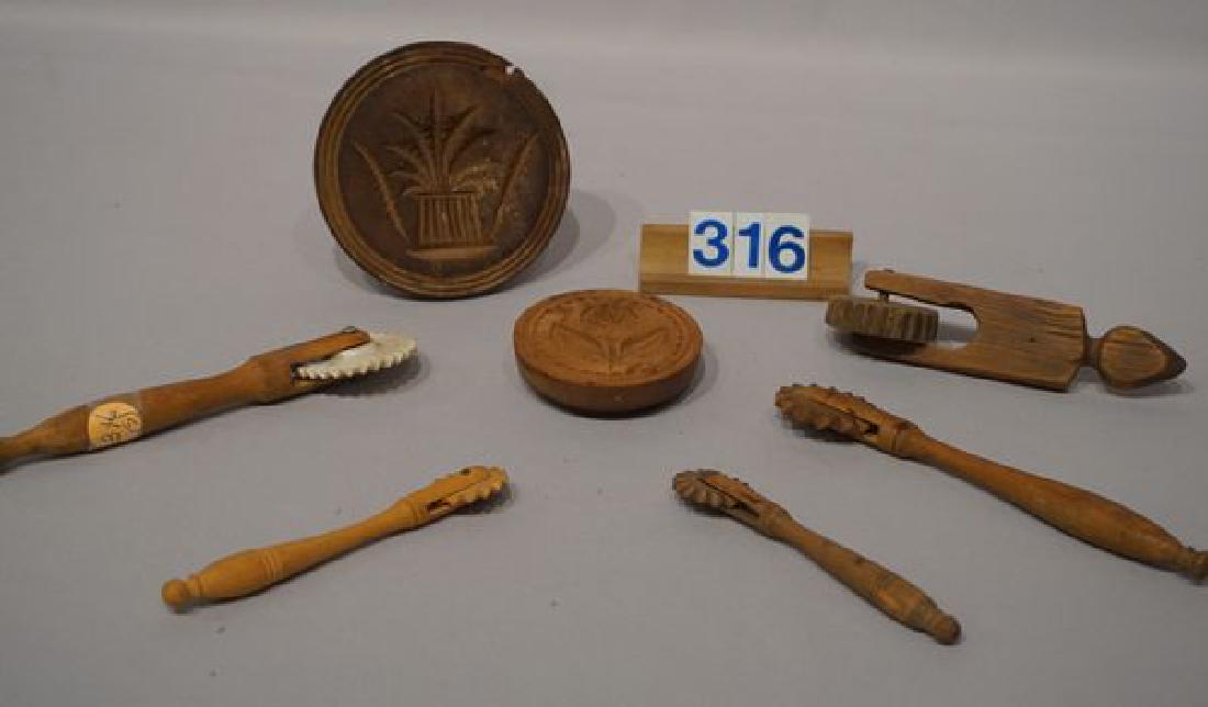 LOT: (5) WOODEN HANDLED PIE CRIMPERS, (1 of 3)