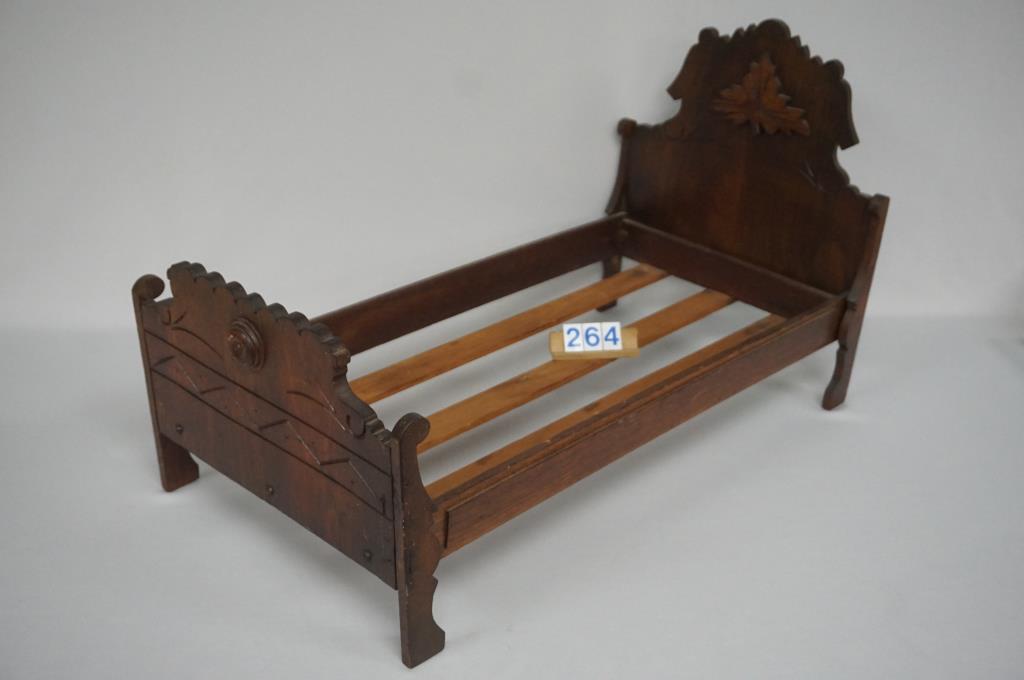 VICTORIAN ERA WALNUT HIGHBACK DOLL'S BED: 15 IN. H, 13 IN. W, HEADBOARD IS 12 1/4 IN. H, FOOTBOARD IS 7 IN. H, NO DAMAGE OR REPAIRS - GOOD+