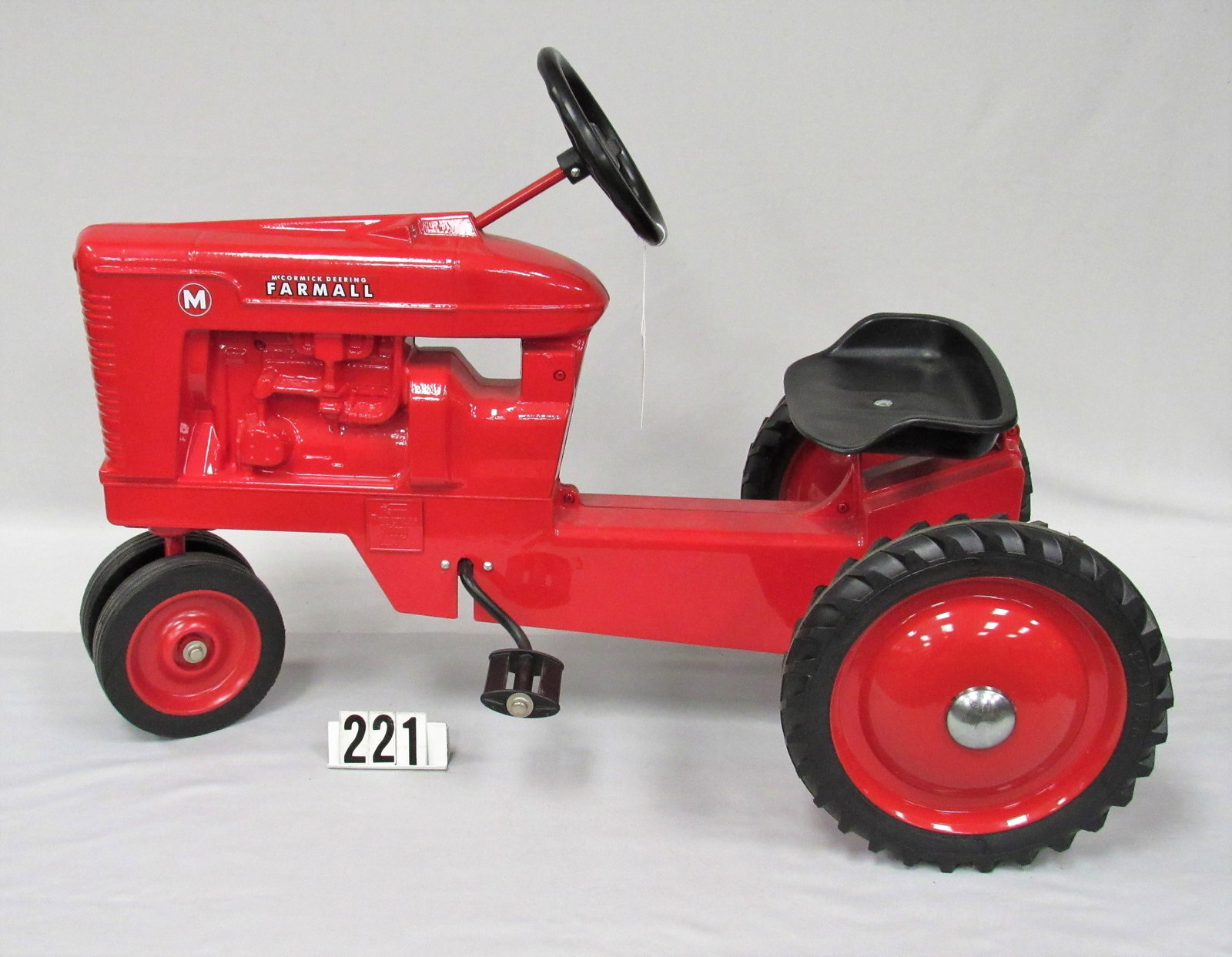FARMALL PEDAL TRACTOR:: 1998 FARM PROGRESS SHOW EDITION "M" MODEL. CHAIN DRIVEN 38 IN. - VG