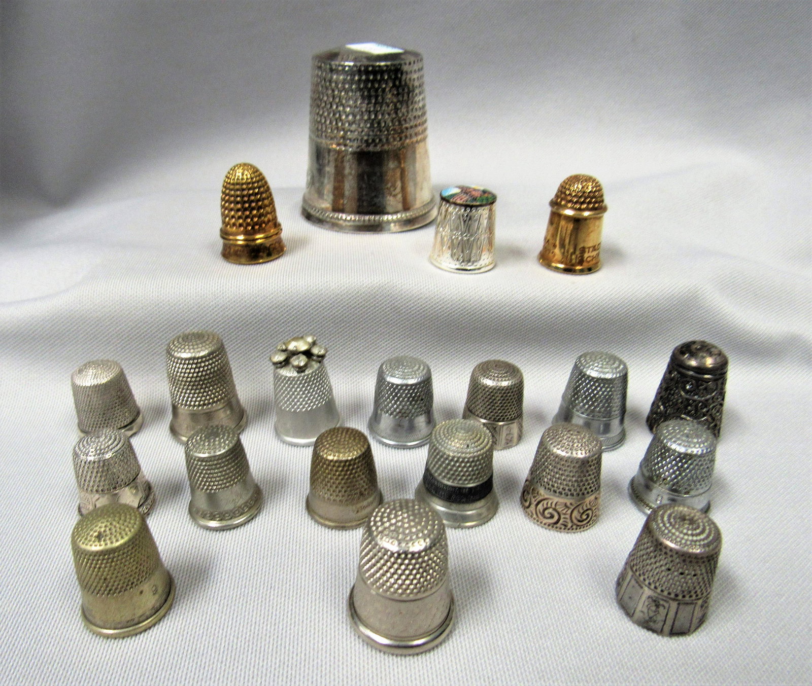 ESTATE LOT OF THIMBLES:: LOT INCLUDES 20 THIMBLES OF VARIOUS SIZES AND METALS - G/VG