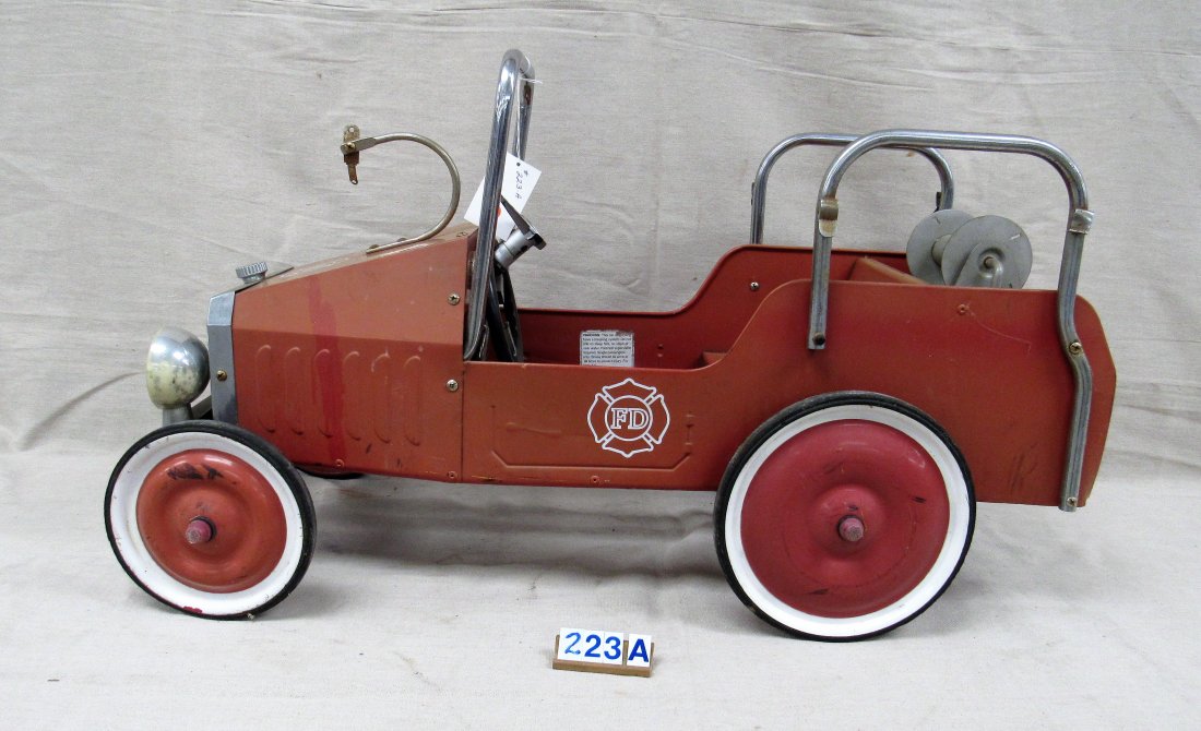CHILD'S PRESSED STEEL FIRE ENGINE:: BROKEN PLASTIC STEERING WHEEL. MISSING: BELL, FIRE HOSE & LADDERS. 37 IN. L, 21 IN. H - FAIR