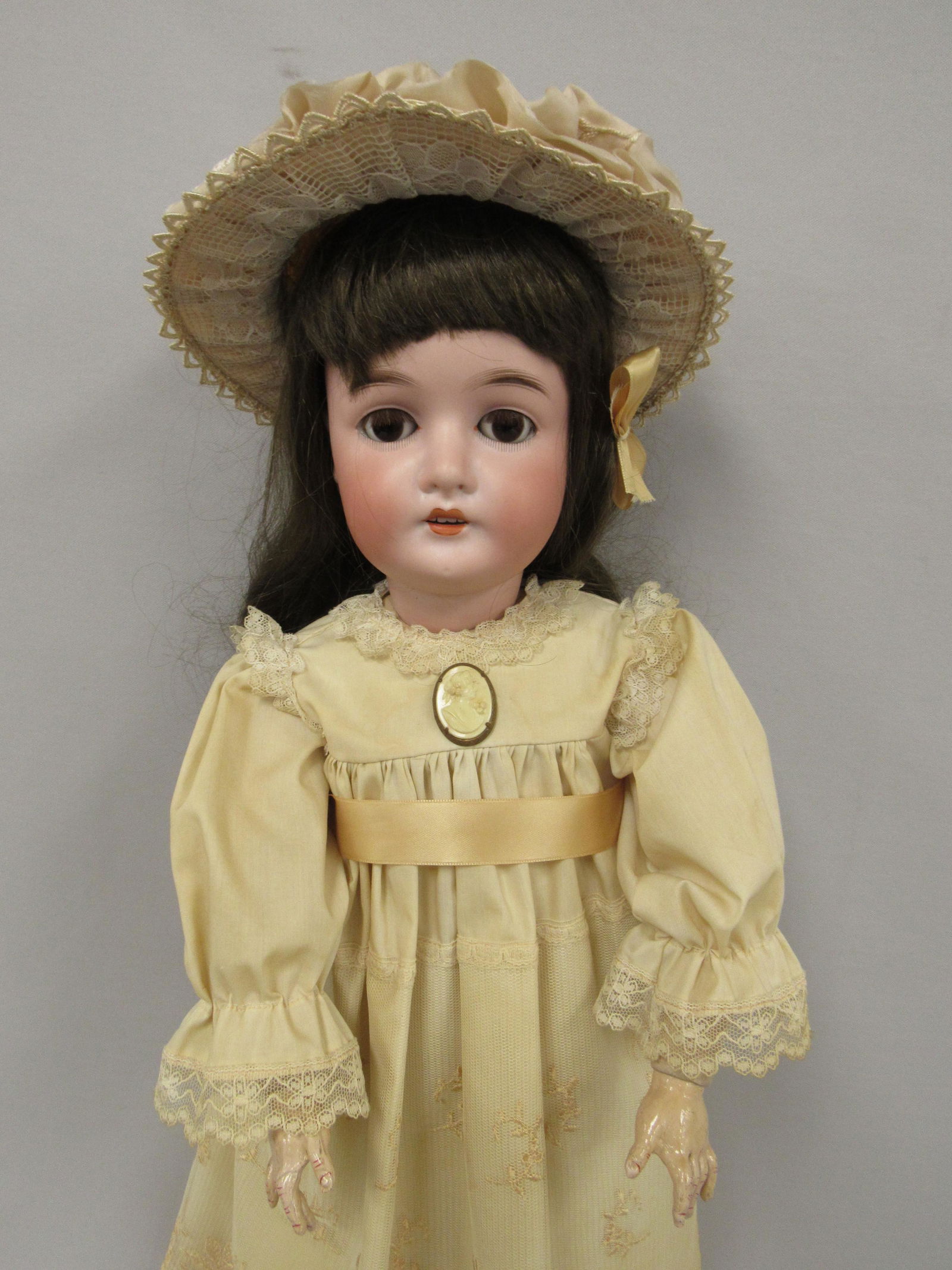 A.M. QUEEN LOUISE 28 IN. BISQUE HEAD IS CLEAN: (1 of 6)