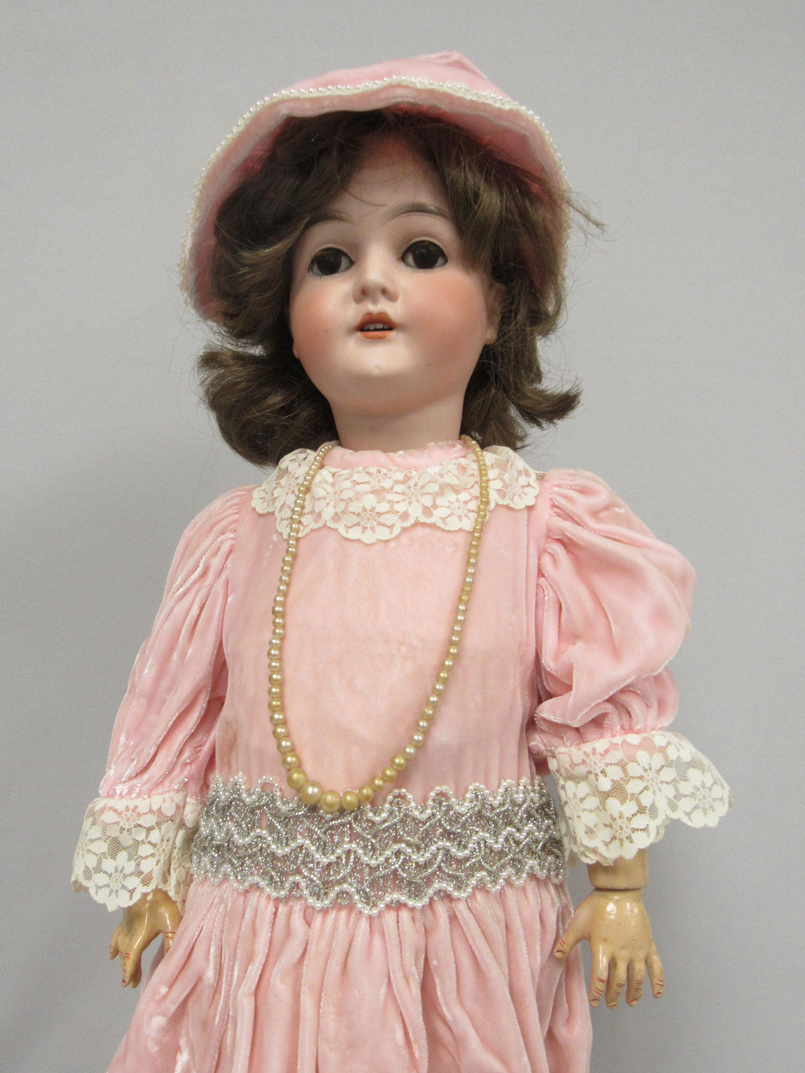 AM  25 IN. QUEEN LOUISE: (1 of 6)