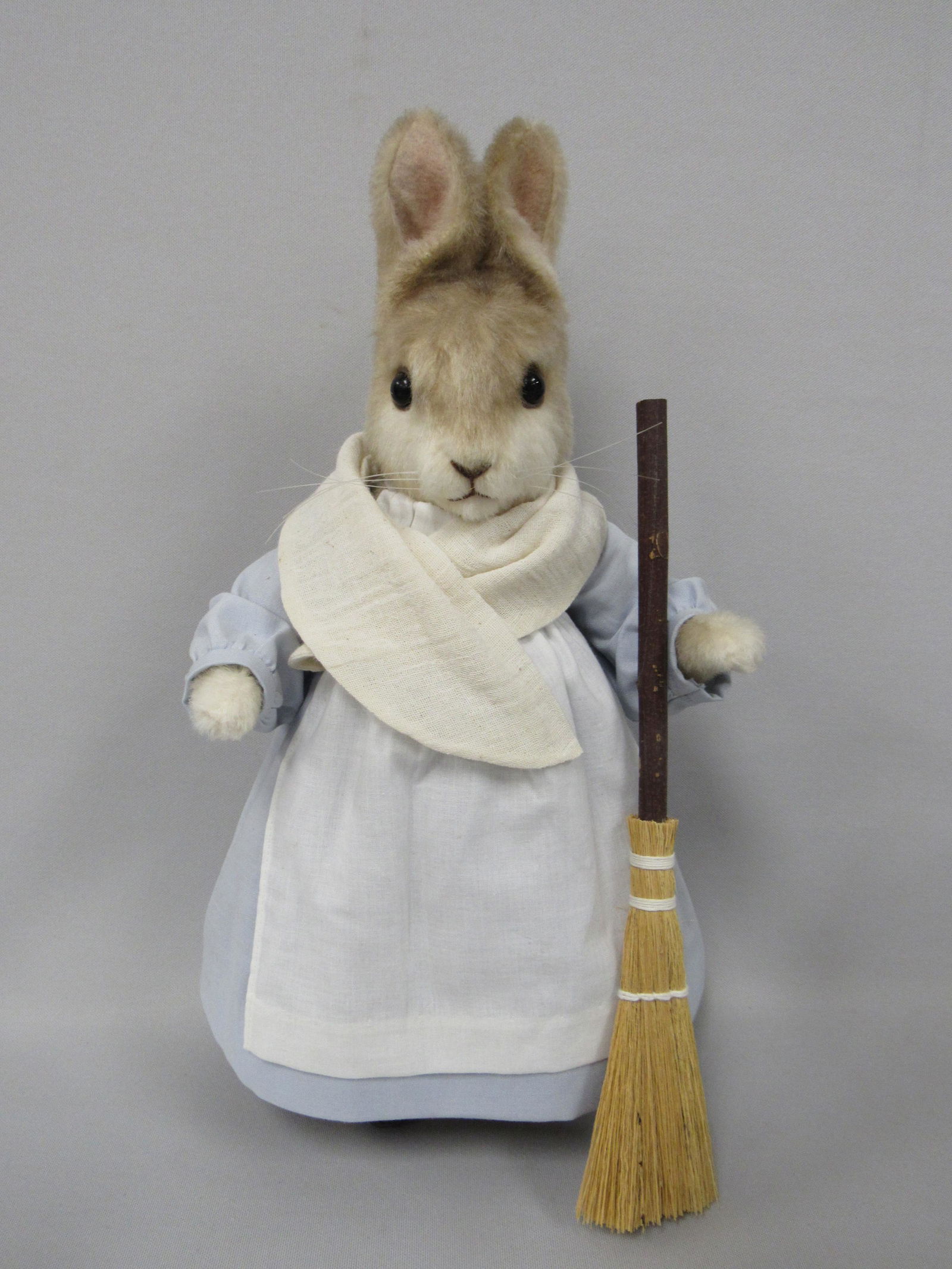 R. JOHN WRIGHT BEATRIX POTTER COLLECTORS EDITION:: "MRS. RABBIT," #486/500 OCT. 13, 2005. WITH C.O.A. & ORIGINAL BOX, RABBIT IS IN N.MT.MT., BOX LID HAS TWO TORN CORNERS - SEE PHOTOS