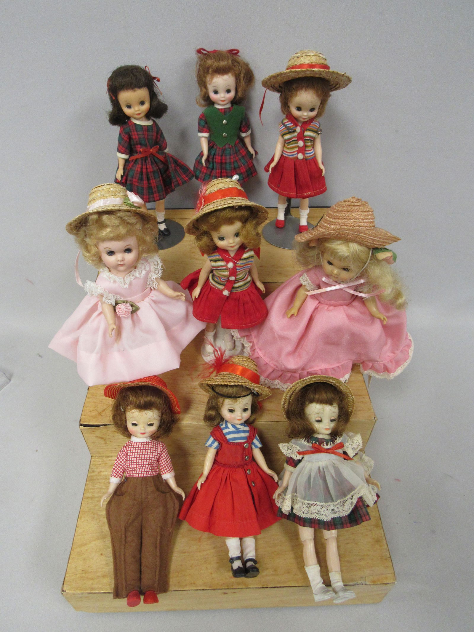 9 PIECE LOT: (1 of 4)