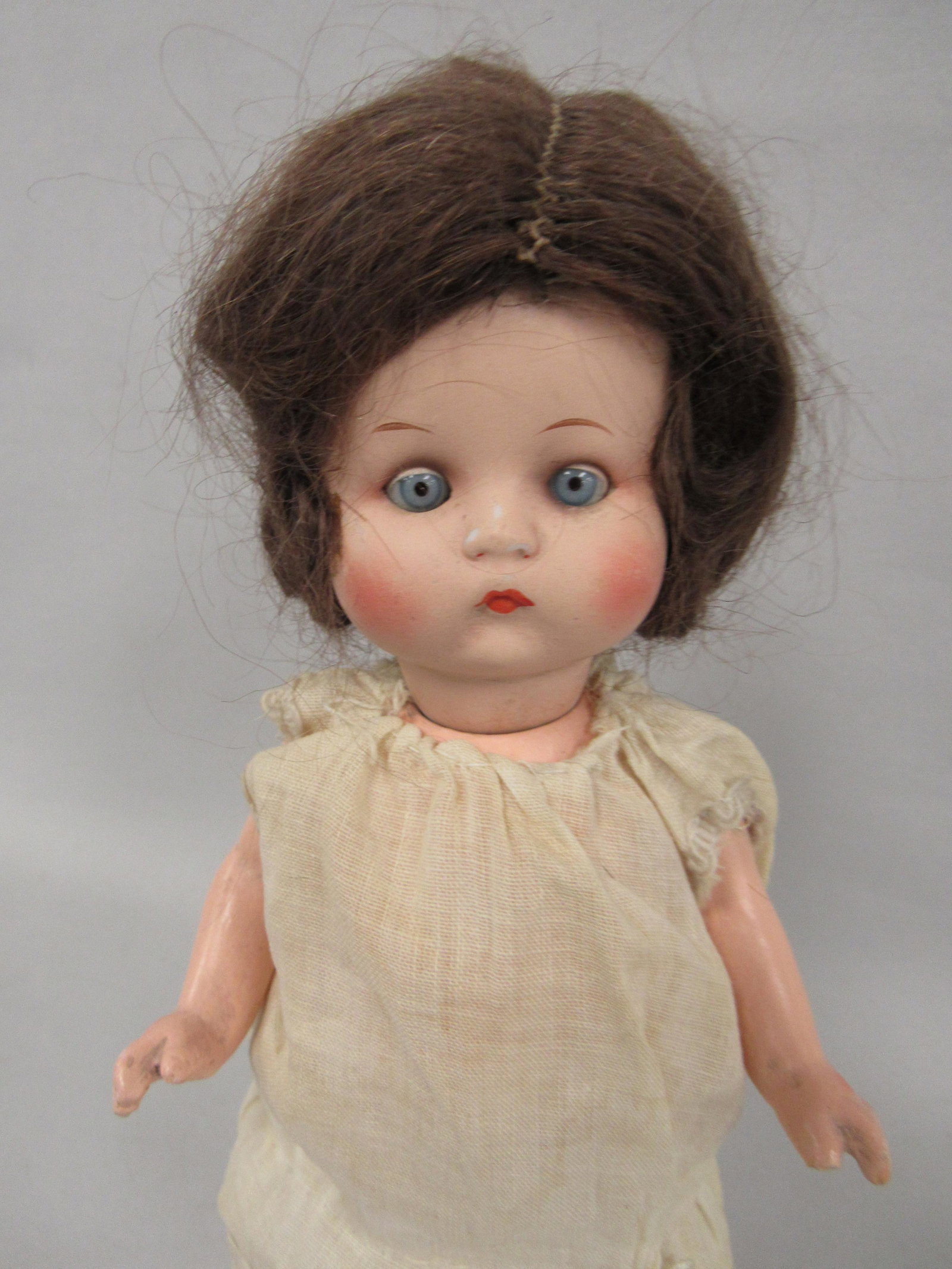 ARMAND MARSEILLE "JUST ME" A 3101 7/0 M:: COMPO BODY - WEAR ON FINGERS. PAINTED BISQUE HEAD, HAS FAIR AMOUNT OF PAINT LOSS, APPARENTLY DUE TO OVERLY AGGRESSIVE REMOVAL OF WIG GLUE. POSSIBLY ORIGINAL OUTFIT. SLEEP EYES, WITH ORIGINAL WIG - FAI