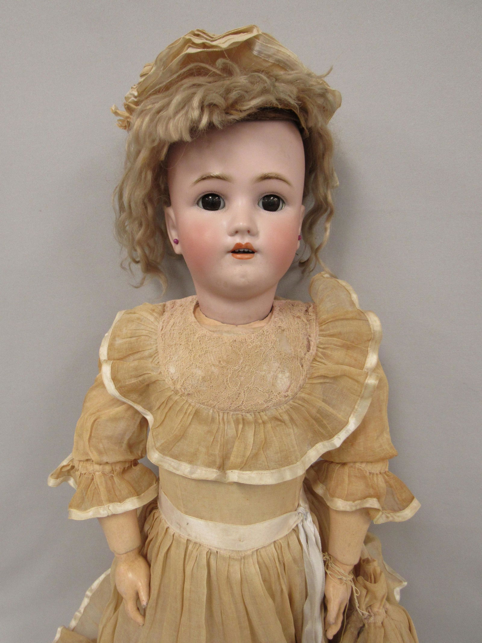 25 IN. HEINRICH HANDWERCK - SIMON & HALBIG:: NO DAMAGE TO BISQUE HEAD. BODY HAS NORMAL WEAR WITH CRACKS TO LOWER RIGHT ARM & UPPER RIGHT LEG JOINT NEAR KNEE, ORIGINAL WIG & PATE - GOOD