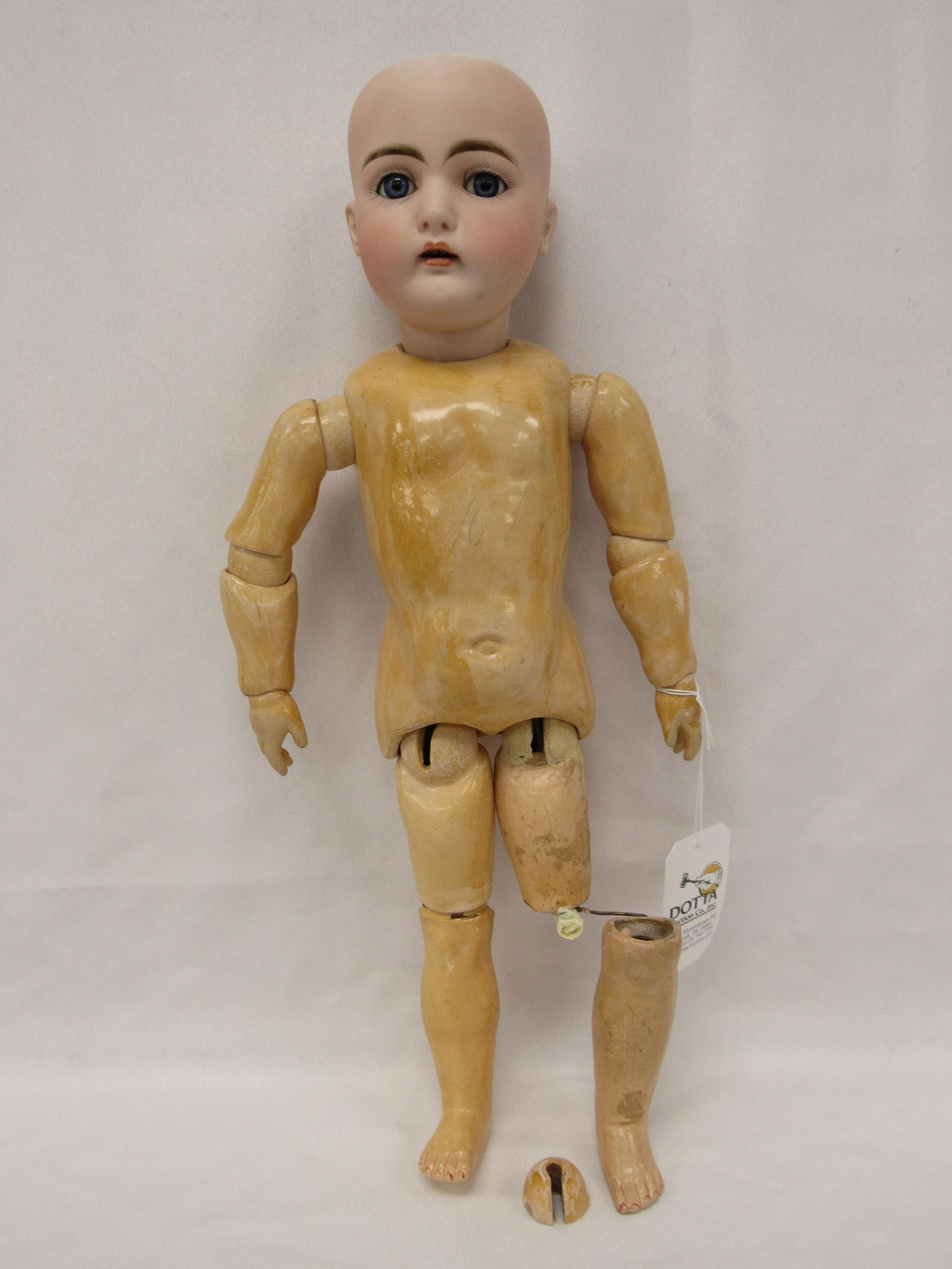 KAMMER & REINHART #192:: 21 1/2 IN. BISQUE HEAD DAMAGE FREE, SLEEP EYES, PIERCED EARS, OPEN MOUTH TEETH. BODY GOOD CONDITION, VARNISHED LONG AGO - RIGHT KNEE JOINT REPAIRED AT SOMETIME, LEFT LEG MISSING LOWER PORTION - FAIR T