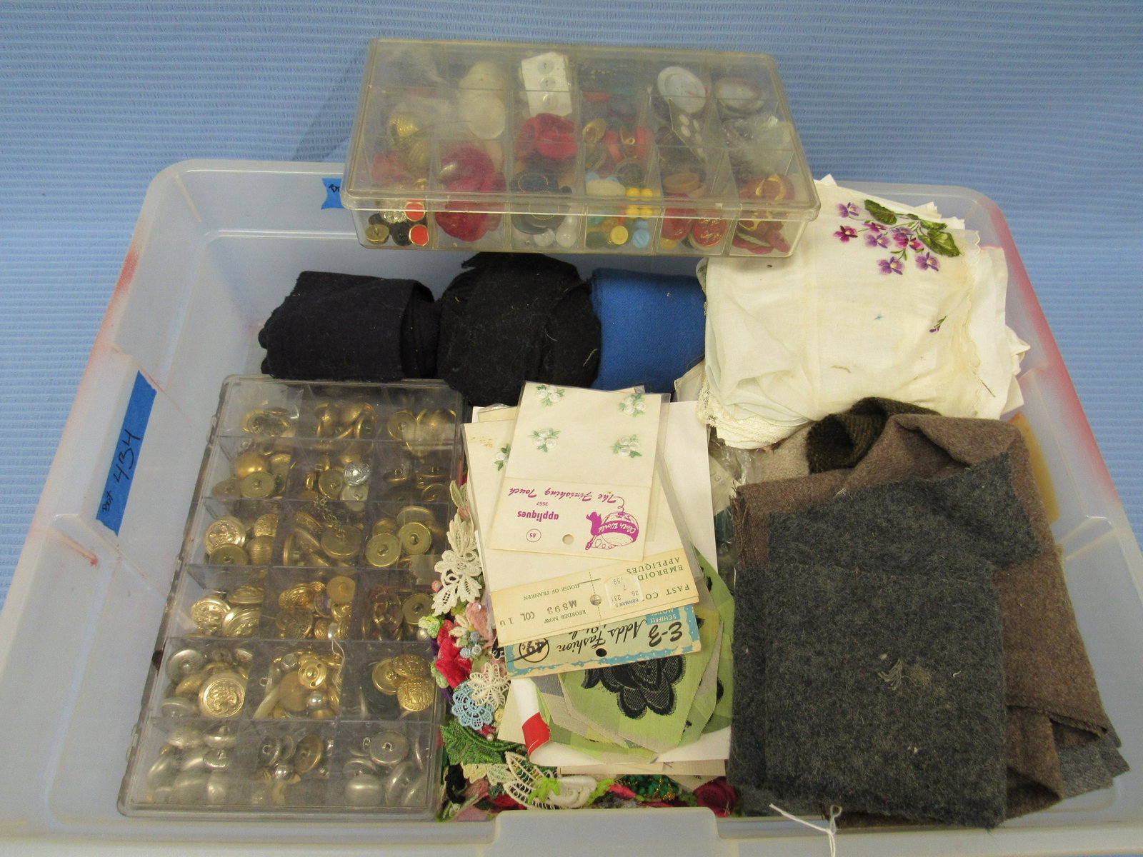 LOT OF VINTAGE BUTTONS:: WOOLEN SCRAPS - FLOWER DECORATION LOOSE & ON CARDS & VINTAGE HANDKERCHIEFS - GOOD
