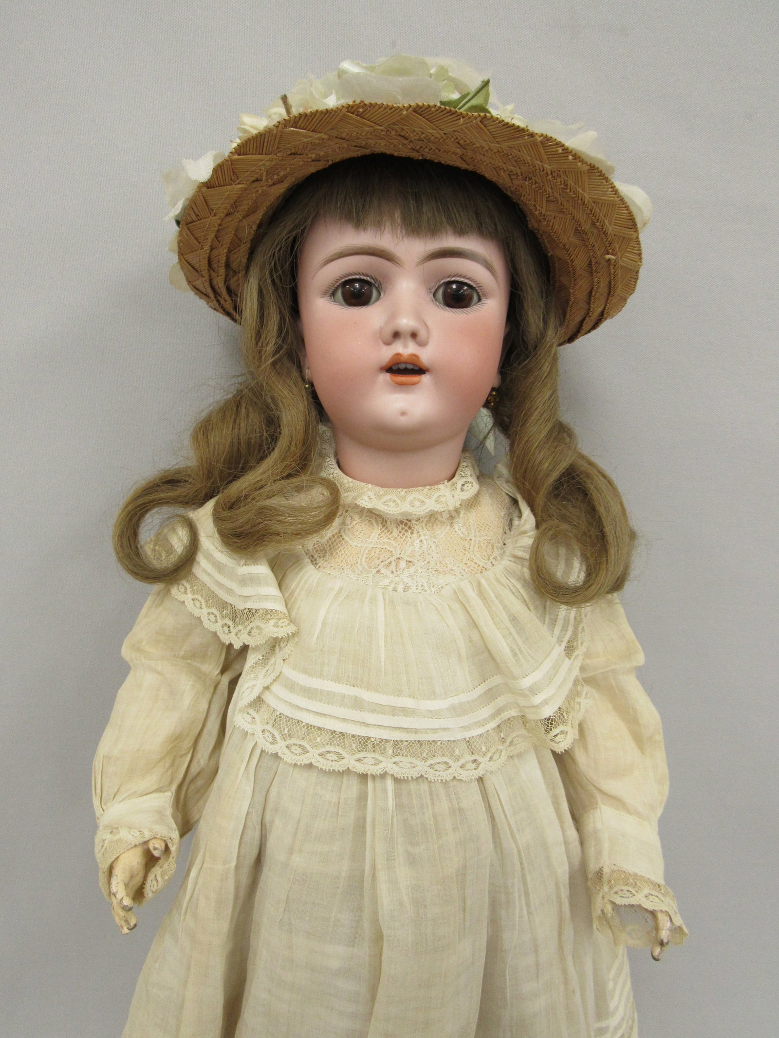 24 IN. VERY PRETTY HANDWERCK 69 ORIGINAL CLOTHES:: FINE QUALITY BISQUE SOCKET HEAD BY HANDWERCK, EARLY MODEL 69, MOLDED & PAINTED FEATURES INCLUDING FINELY PAINTED EYEBROWS AND EYELASHES, ROSY CHEEKS, NICELY DETAILED NOSE & LIP MOLDING WITH PORCELAIN