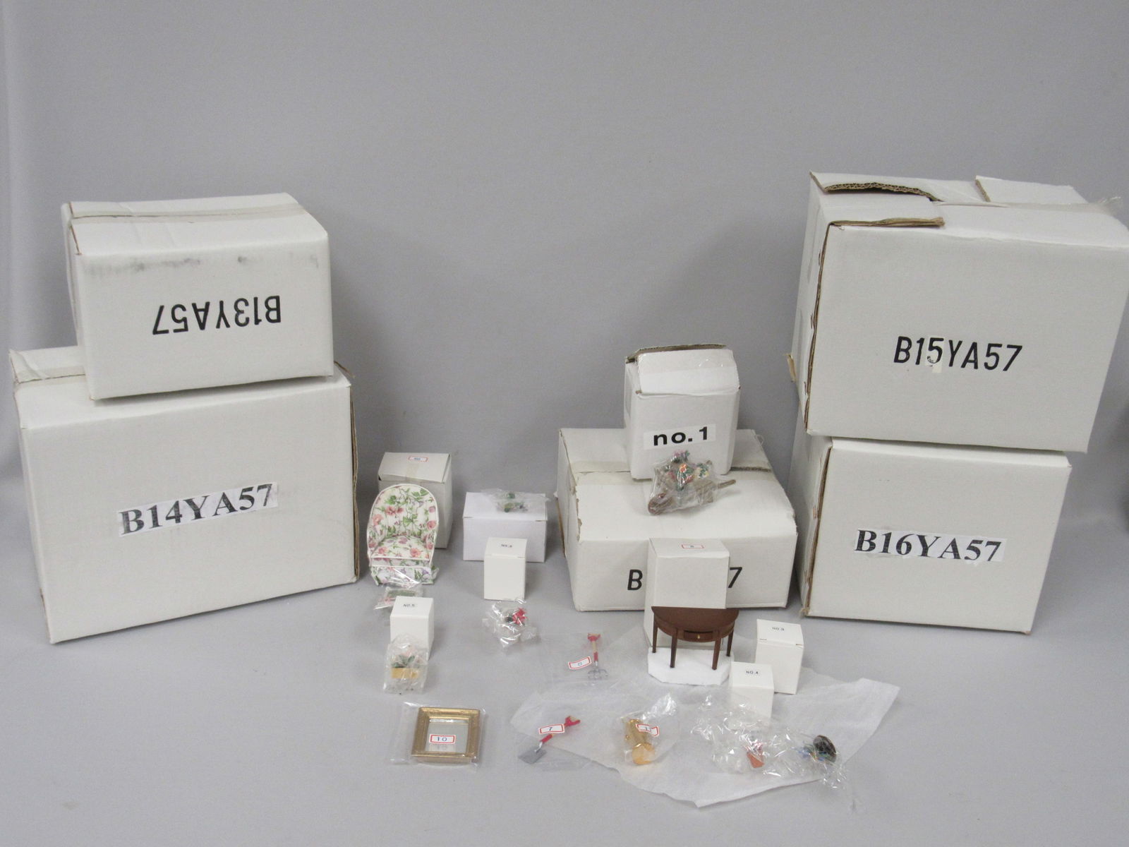 BOX OF DOLL HOUSE FURNISHINGS: (1 of 20)