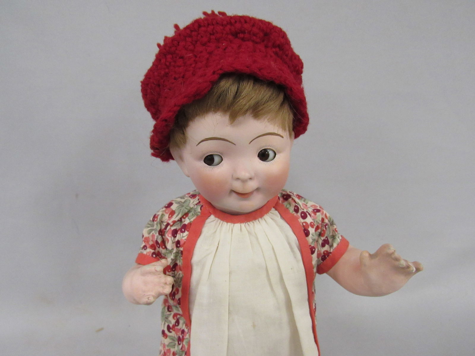 11 IN. HERTEL SCHWAB 165 GOOGLY BABY:: 185 GOOGLY BABY REPAIRED BISQUE HEAD. FOREHEAD HAS A HAIRLINE (VISIBLE FROM INSIDE OF THE HEAD) FROM LEFT EYE & ACROSS FOREHEAD TO THE RIGHT EYE & IS PARTIALLY REINFORCED. ALSO, VARIOUS AREAS OF FACE