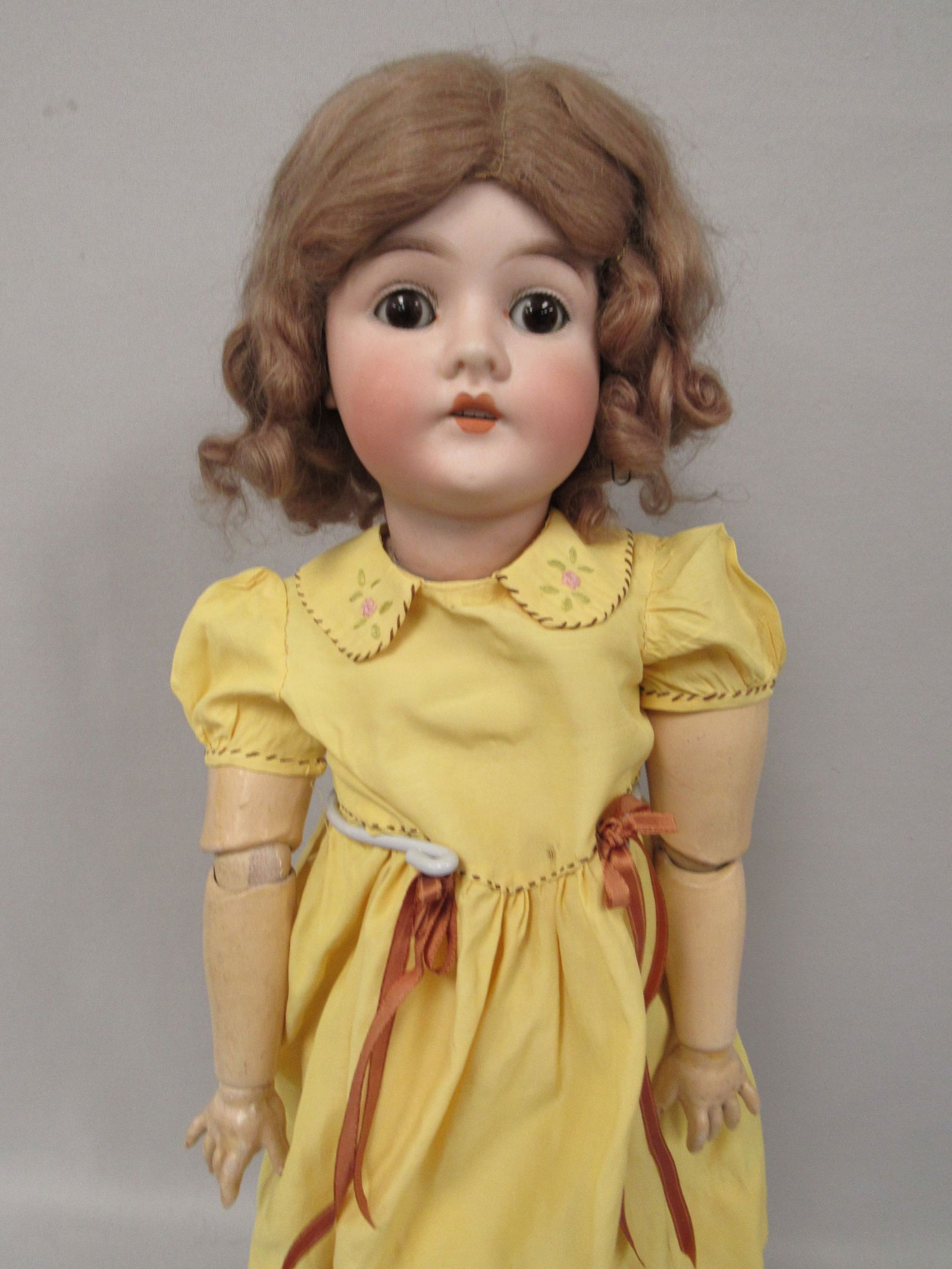 22 IN. 285/GERMANY/QUEEN LOUISE/6:: CLEAN BISQUE SOCKET HEAD SLEEP EYES OM, PIERCED EARS. COMPO BODY IS CLEAN BUT NEEDS RESTRINGING - GOOD