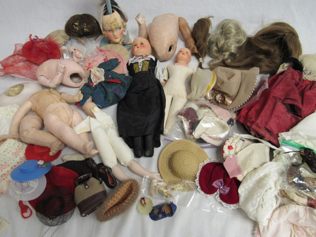 BOX LOT MISCELLANEOUS DOLL ITEMS: (1 of 4)