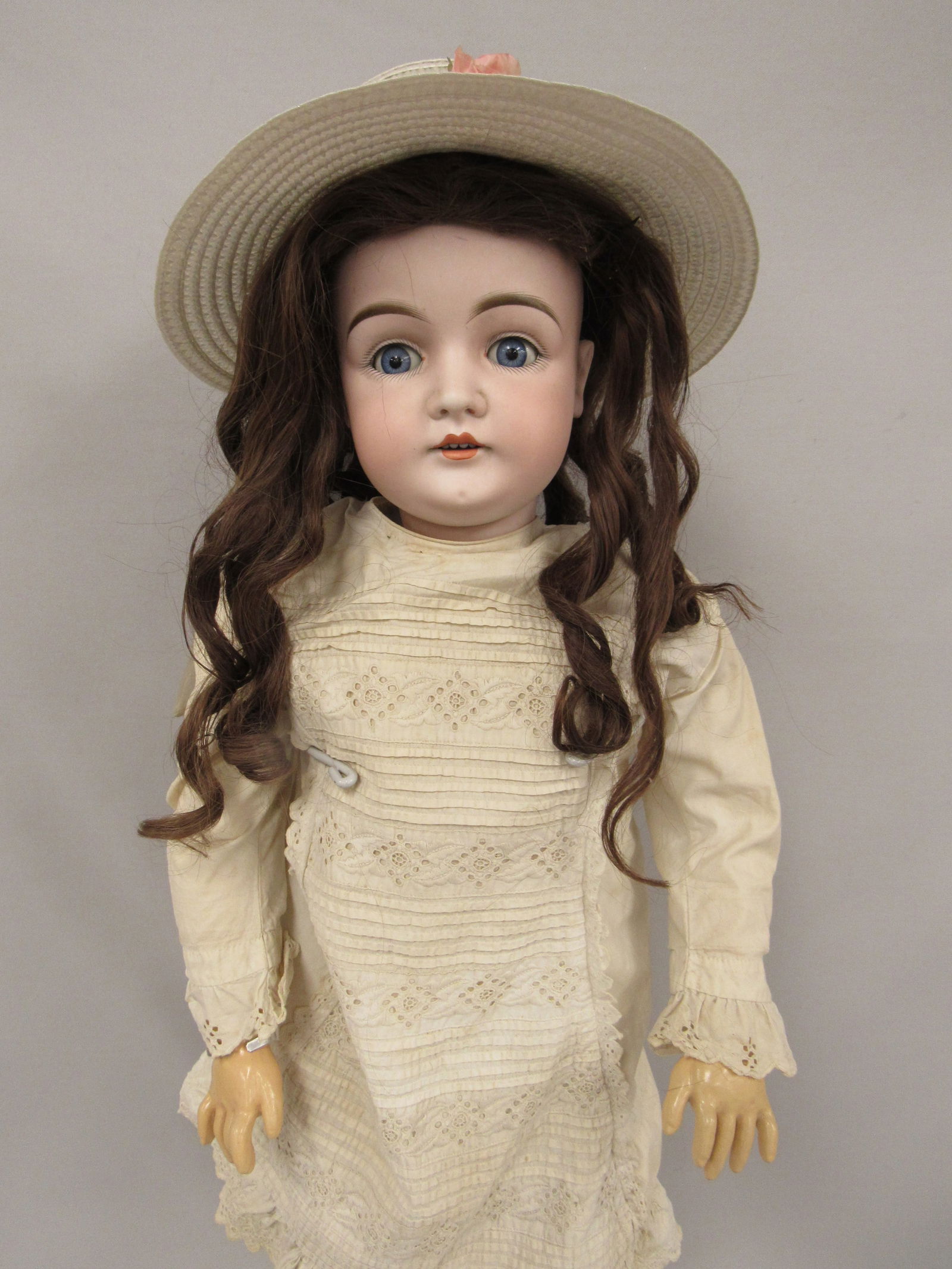 33 IN. KESTNER 146:: MARKED MADE IN M GERMANY 16-146. BISQUE HEAD WITH REPAIR AT BACK OF NECK. SLEEP EYES OM. STURDY COMPO BODY WITH SOME REPAINT - GOOD