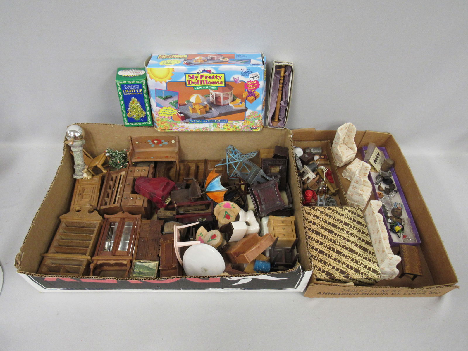 WOODEN DOLL HOUSE FURNITURE: (1 of 6)