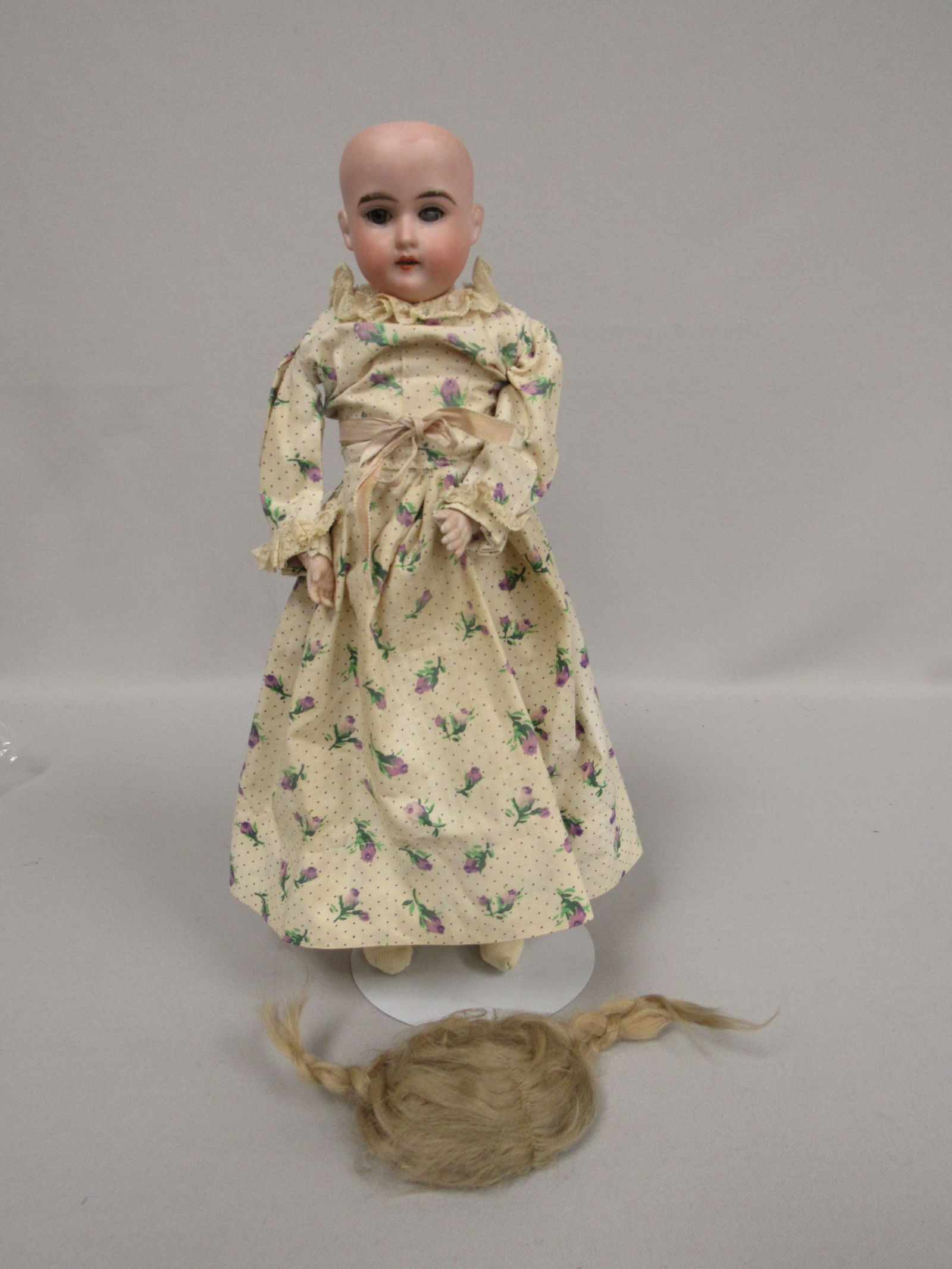 14 IN. AM BEAUTY 7/0 SOULDER HEAD DOLL:: BISQUE S-HEAD WITH SLEEP EYES, NO DAMAGE OR REPAIR TO BISQUE, KID BODY IS RIVETED AT THIGH & KNEE AREAS. KID BODY HAS BEEN REINFORCED WITH TAPE AT SEAMS OF LOWER TORSO, SHOWS SOME SEPARATION & LOSS OF