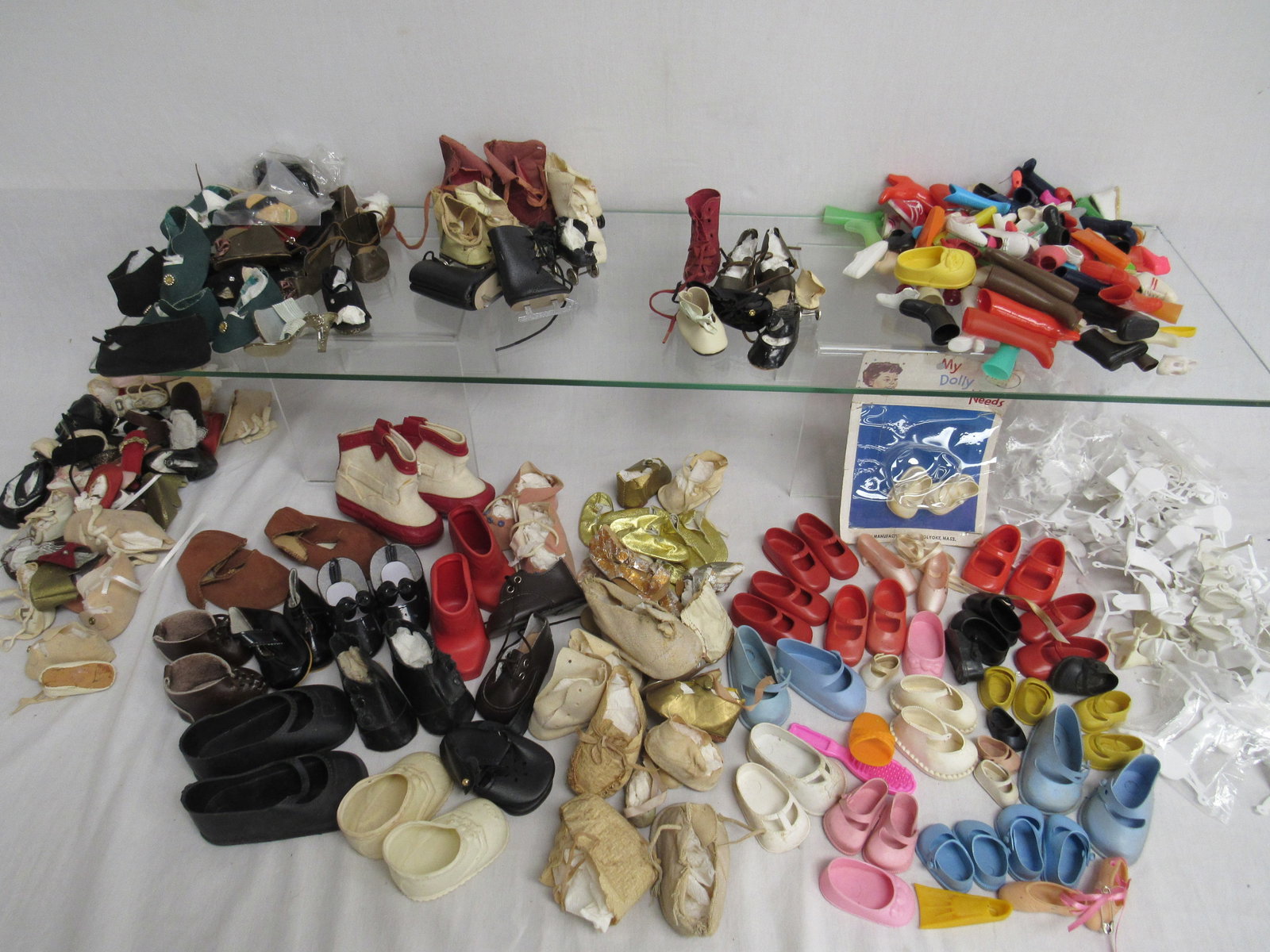 LARGE LOT OF ASSORTED STYLE & SIZE DOLL SHOES: (1 of 12)