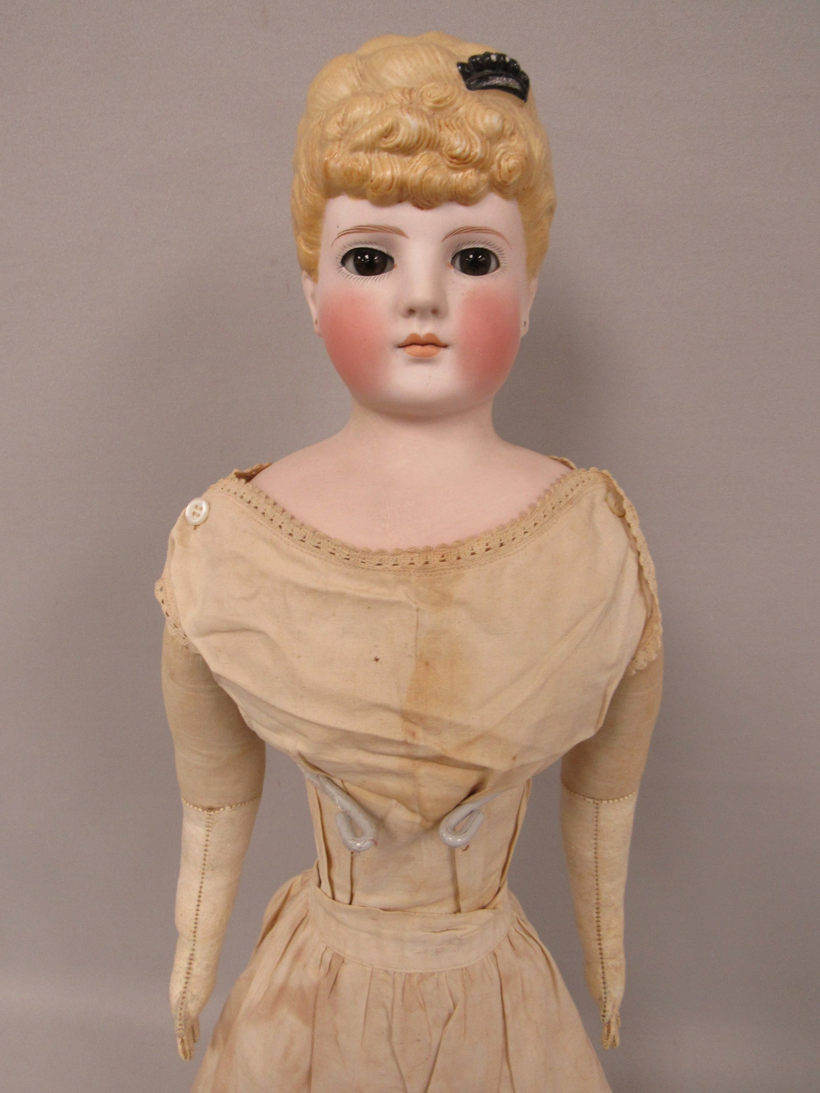 27 ½ IN. FANCY PARIAN BY KLING CO.:: BEAUTIFUL COLORING, TWO TONE BROWS, PAINTED LIPS & GLASS EYES. HER HAIR IS IN AN UPDO STYLE, WITH A BLACK COMB & PIERCED EARS. SHOULDER PLATE IS DAMAGE FREE & MARKED 128-11. CLOTH BODY IS SHAPELY WITH