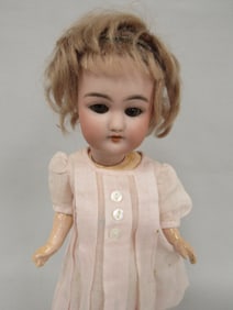 9 IN. S & H 1079 FLAPPER-TYPE DOLL: