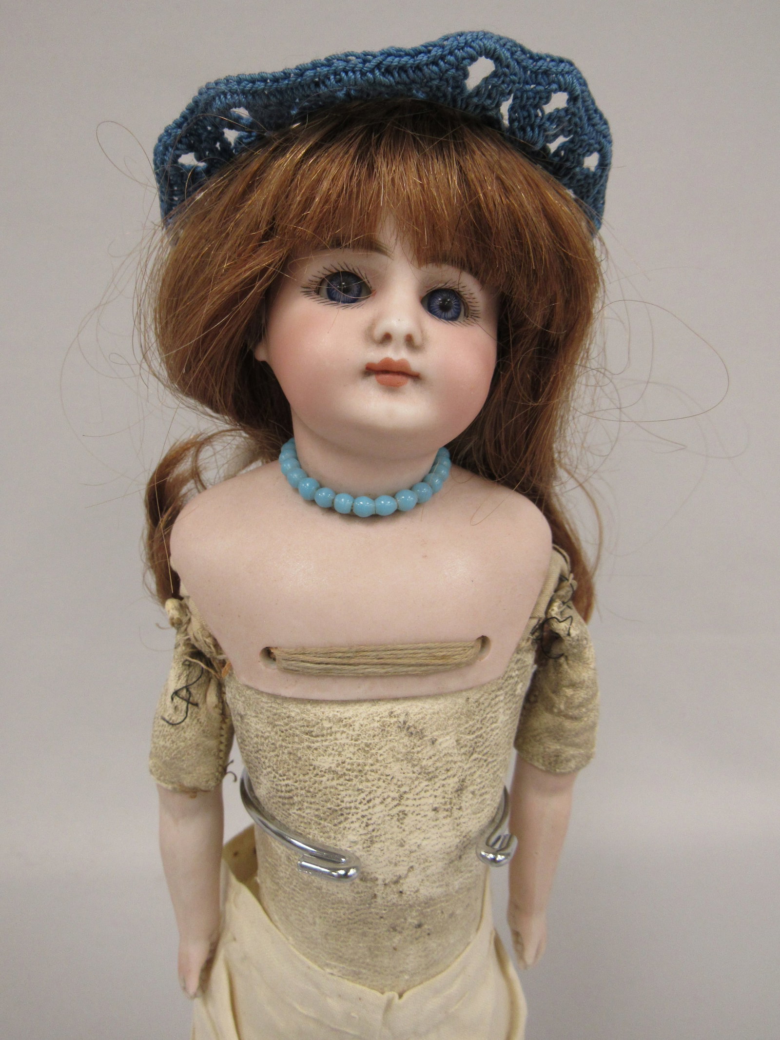 14 IN. S & H 719 DEP SIMON HALBIG:: SLEEP EYE, SHOULDERPLATE, DAMAGE FREE, KID BODY WITH BISQUE LOWER ARMS. OLDER CLOTHING, ORIGINAL PATE