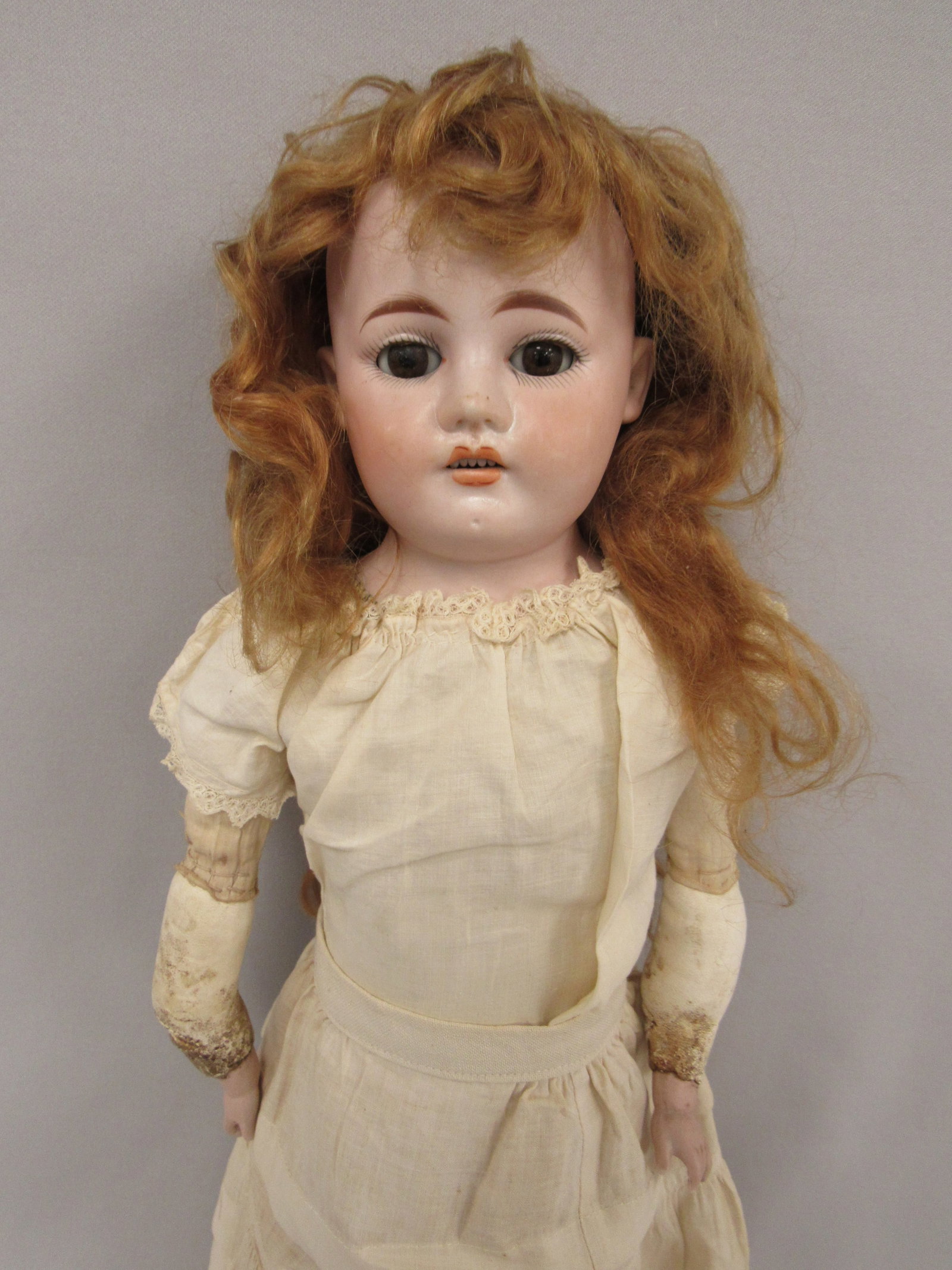 20 IN. HEUBACH KOPPLESDORF GIRL:: MARKED WITH MADE IN GERMANY & A HORSESHOE. BISQUE SHOULDER HEAD, SLEEP EYES, OPEN MOUTH WITH TEETH. ALL DAMAGE FREE. CLOTH & KID BODY WITH BISQUE LOWER ARMS. FINGERS ARE CHIPPED ON LEFT HAND