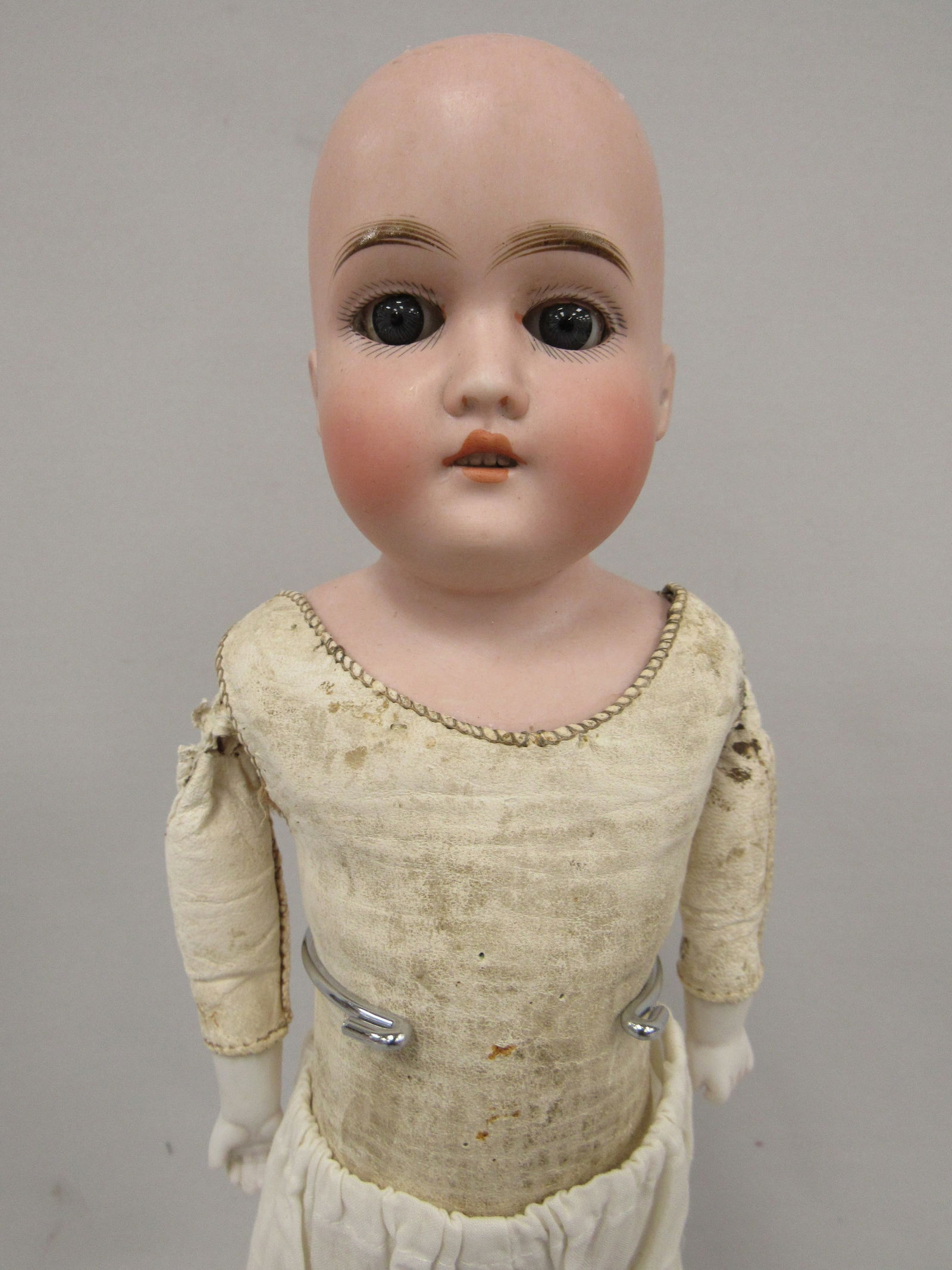 16 IN. GERBRUDER KUNLENZ:: MARKED 232 G BR K 170 310. BISQUE SHOULDERPLATE WITH SLEEP EYES & OPEN MOUTH WITH TEETH. KID BODY IS STURDY. BISQUE HEAD IS CLEAN NO DAMAGE