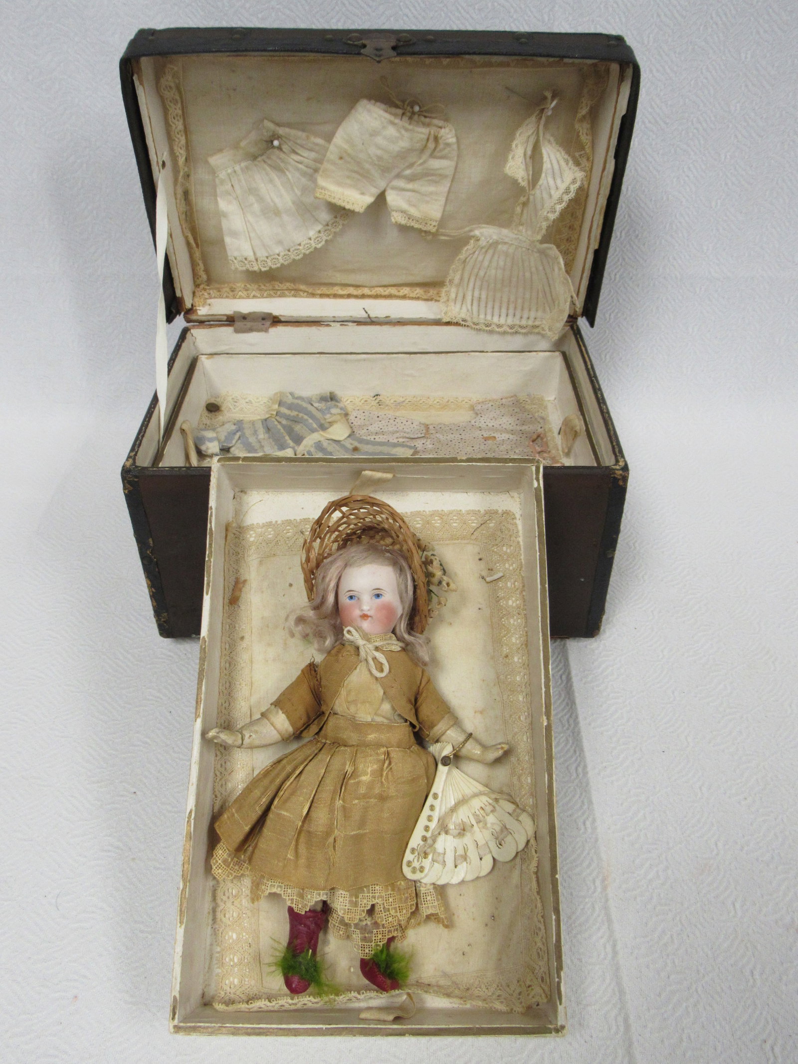 8 IN. SONNEBERG DOLL WITH TRUNK & WARDROBE: (1 of 17)