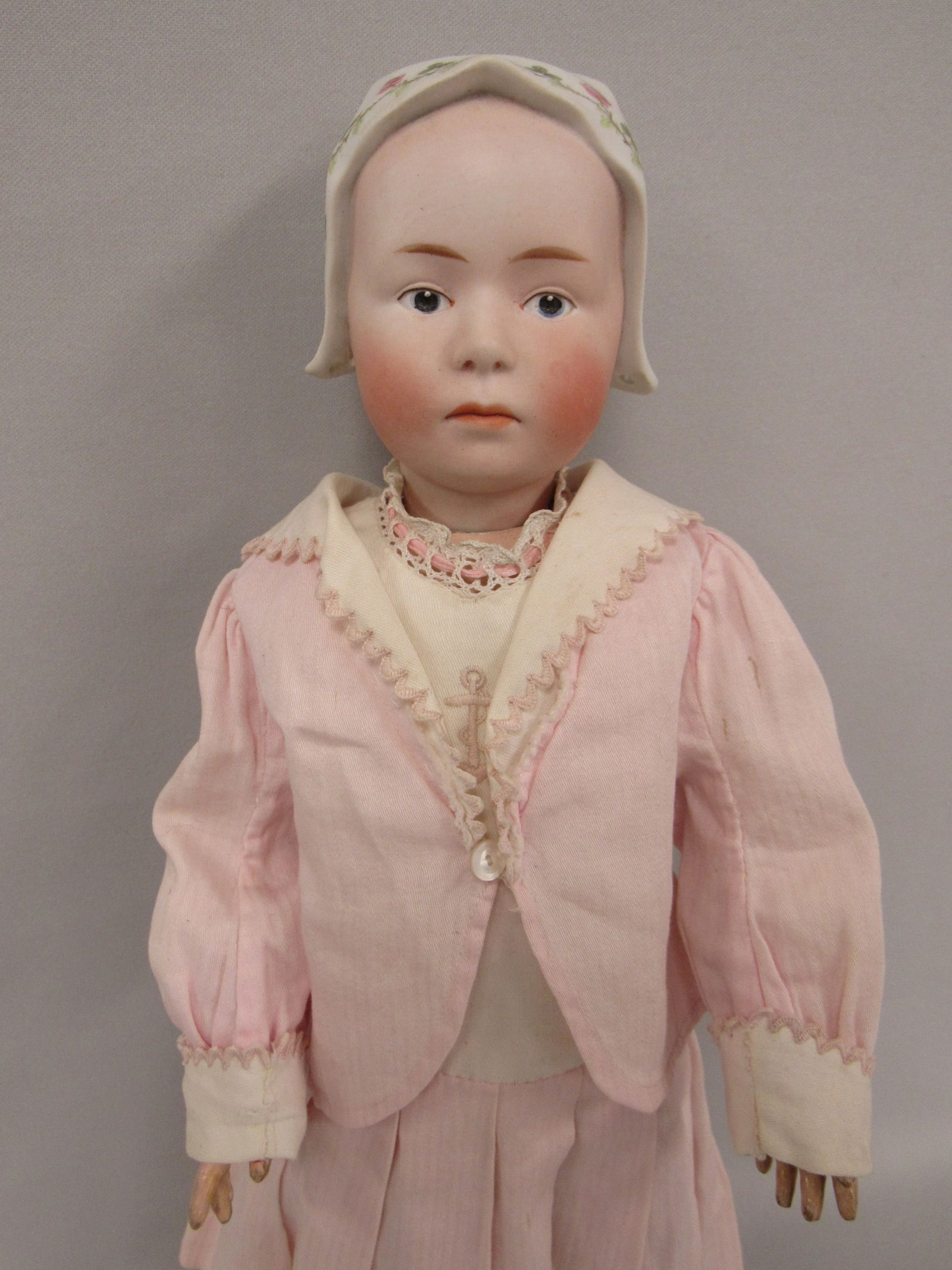 19 IN. HEUBACH CHILD WITH MOLDED STUART CAP: (1 of 13)
