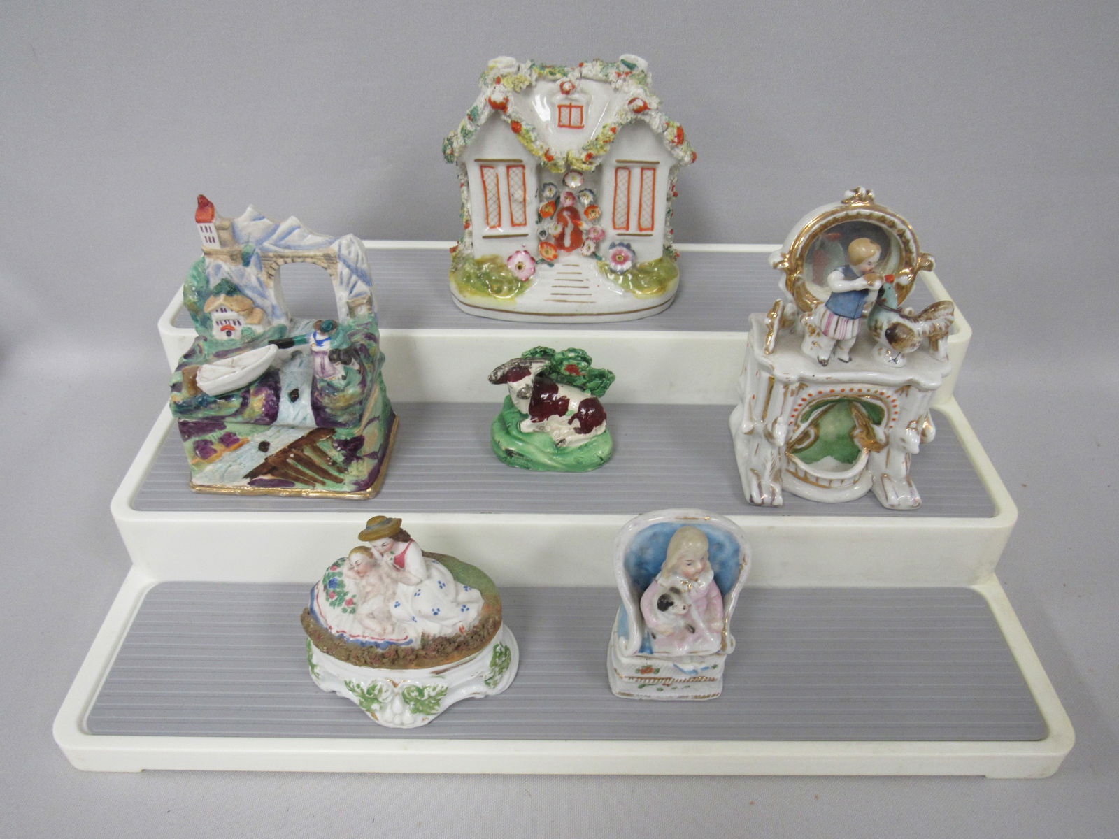 LOT OF PORCELAIN TRINKET BOXES:: GOOD