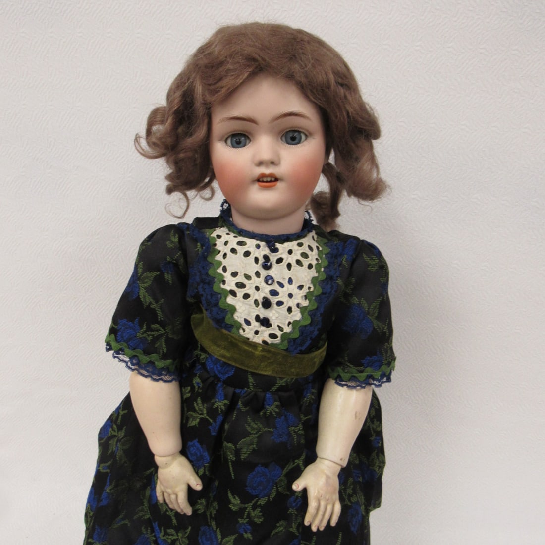 23 IN. SIMON HALBIG 1078:: BISQUE SOCKET HEAD, SLEEP EYES, SPARCE LASHES, OPEN MOUTH WITH TEETH, NO DAMAGE. COMPO BODY IS STURDY WITH NORMAL WEAR. DRESSED IN A CUTE CHILDS COAT & HAT