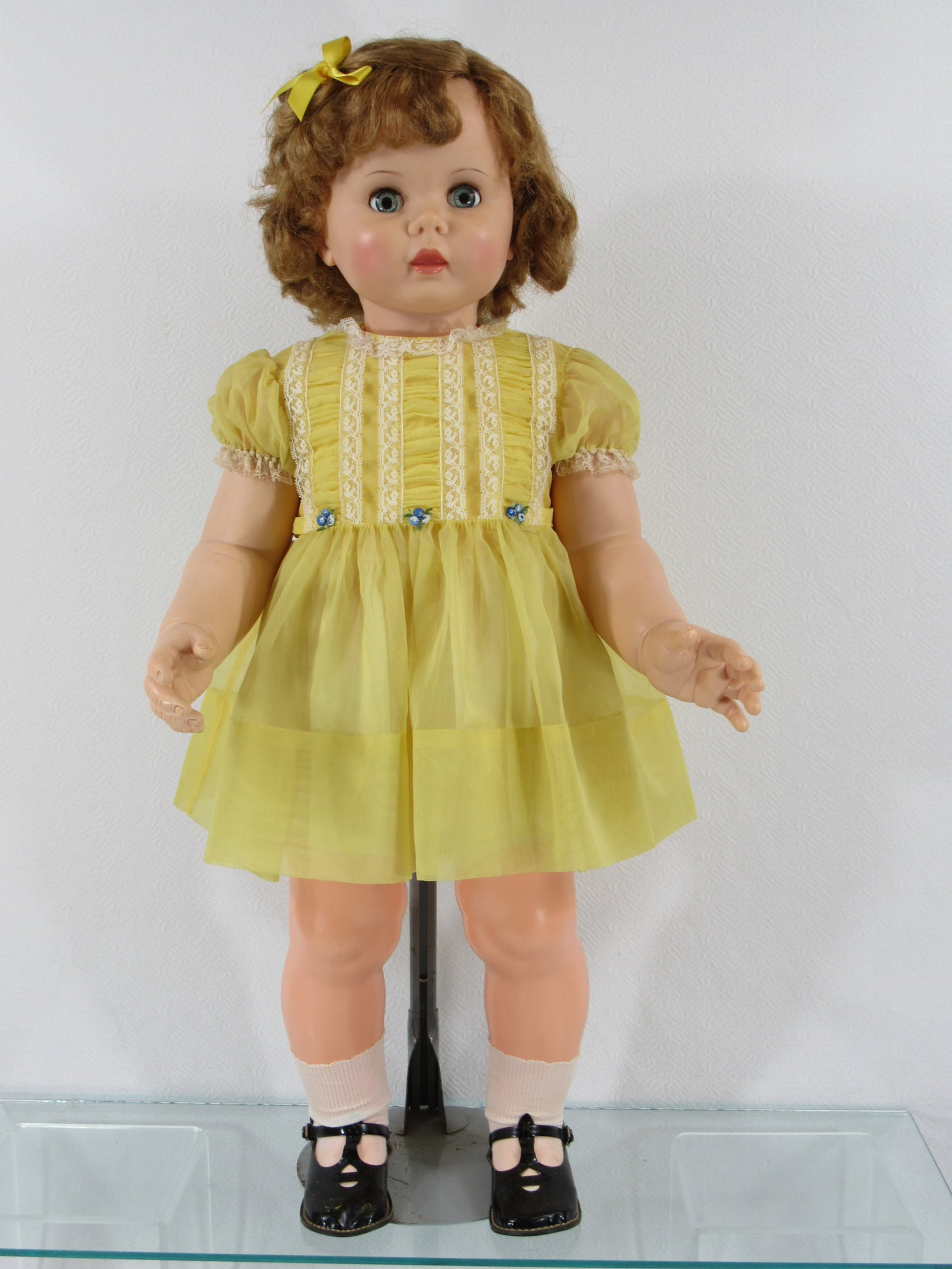 32 IN. IDEAL PENNY PAYPAL:: ORIGINAL DRESS, HAIR BOW & SHOES, REPAIR TO UPPER LEFT LEG JOINT (SEE PHOTO), FRAYING AT BACK SEAM OF DRESS