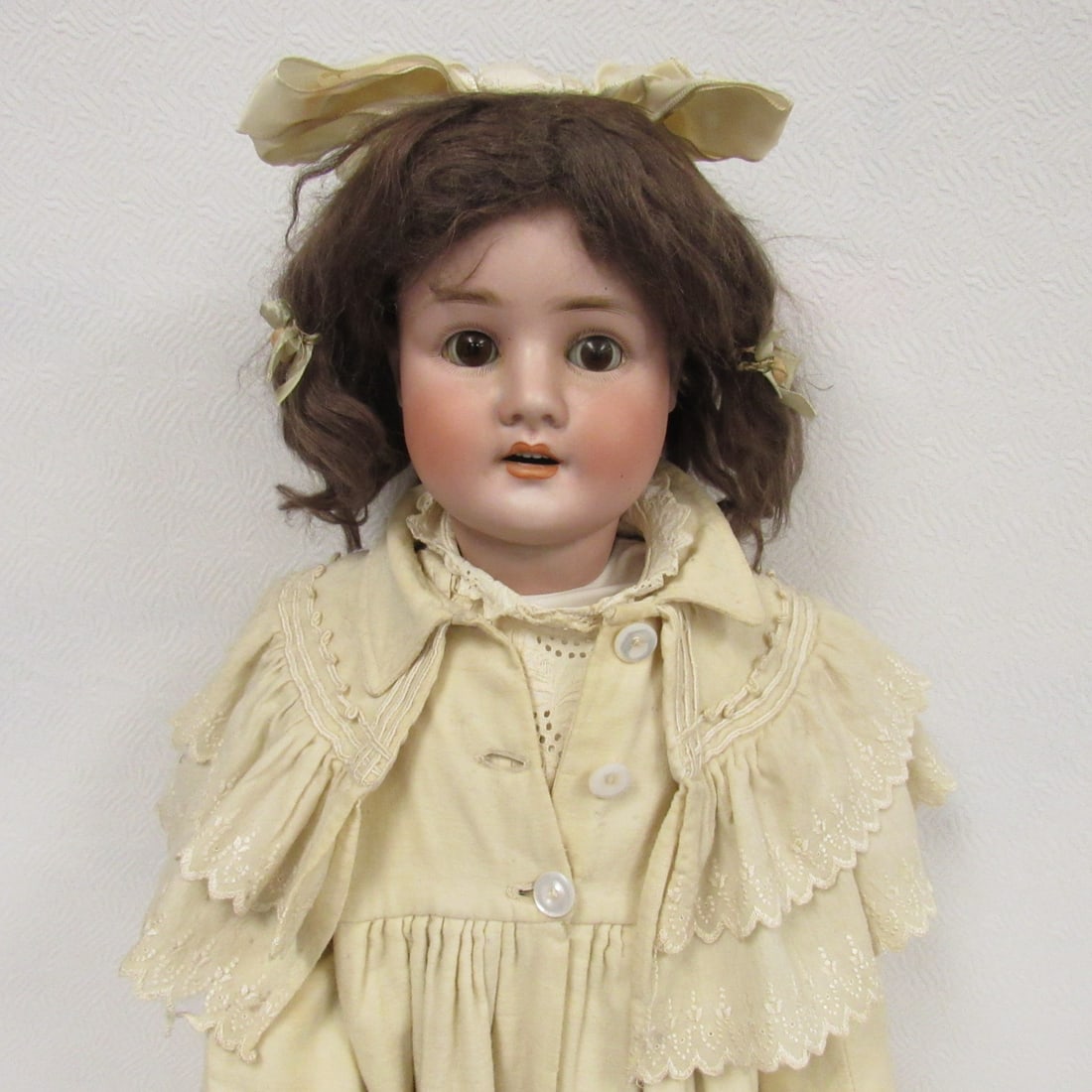 28 IN. SCHUNAU HOFFMEISTER:: BISQUE SOCKET HEAD, NO DAMAGE, SLEEP EYES, OPEN MOUTH WITH TEETH, COMPO BODY STURDY BUT CHIPPED AT NECK SOCKET, RIGHT LOWER ARM & HIP SOCKETS. RIGHT INDEX FINGER REPAIRED. MARKED S PBH 914 12 1/2. SEV