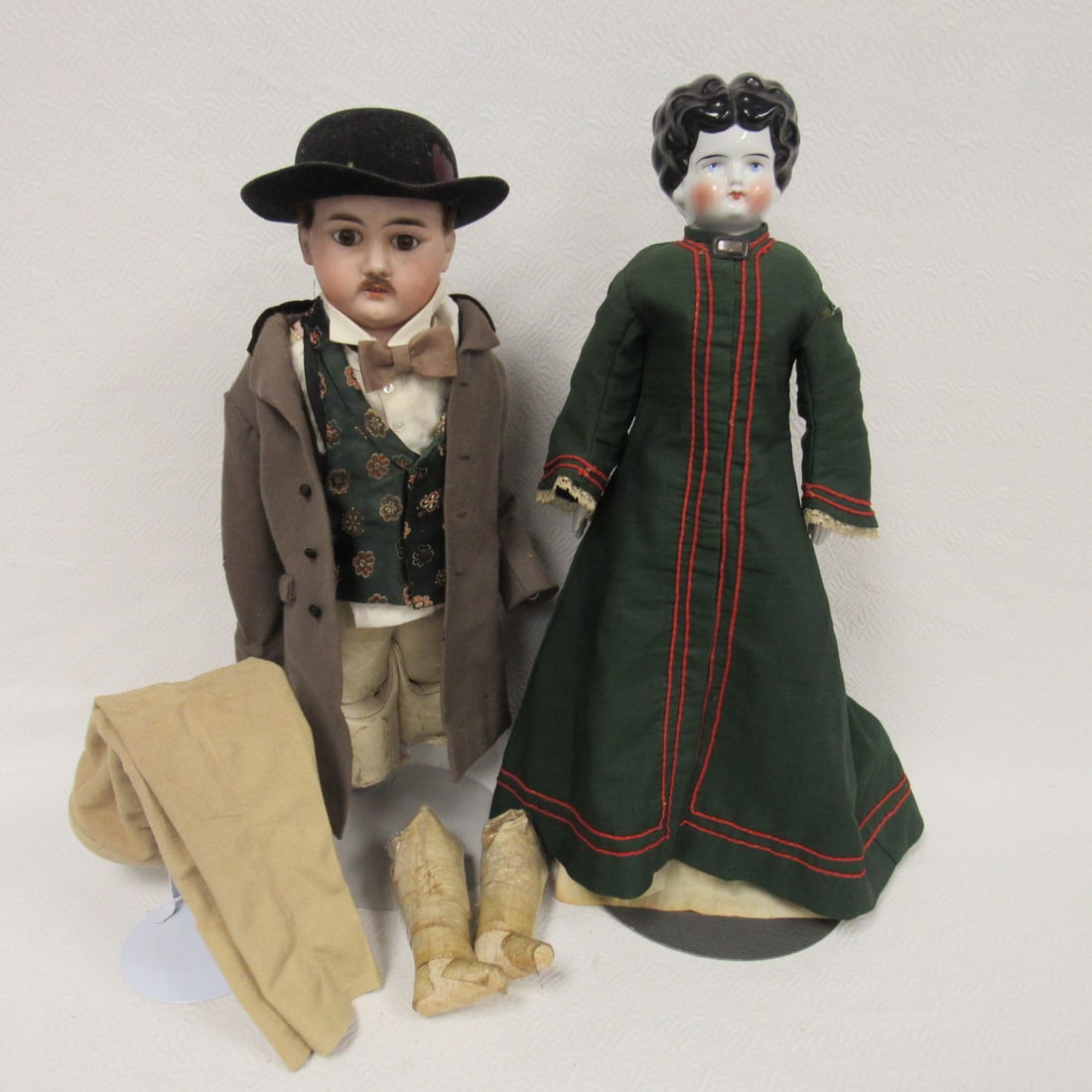 2 DOLL BOX LOT: (1 of 18)