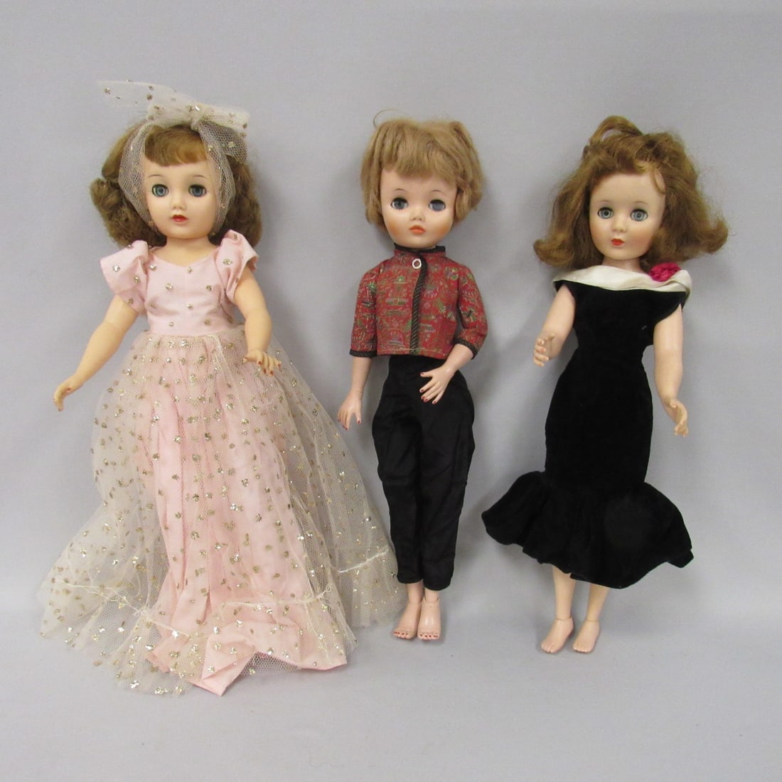 3 DOLL & CLOTHING LOT: (1 of 20)