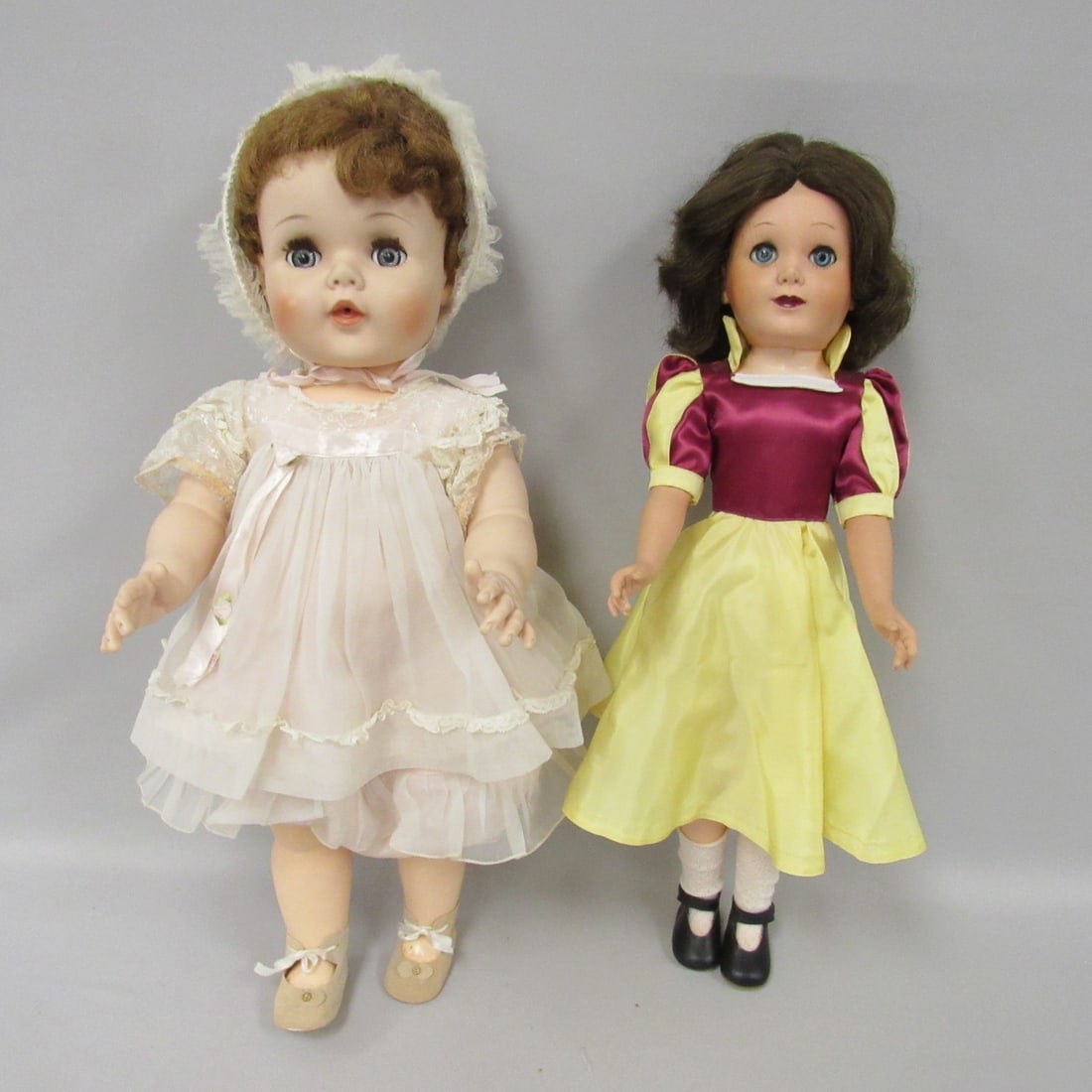 2 MODERN DOLL LOT:: 22 IN. AMERICAN CHARACTER "TOODLES" VINYL TODDLER WITH FLIRTY EYES, POSSIBLE ORIGINAL DRESS, SCUFF ON RIGHT CHEEK. 22 IN. HORSMAN DISNEY EXCLUSIVE "SNOW WHITE", ORIGINAL DRESS, NIP ON NOSE