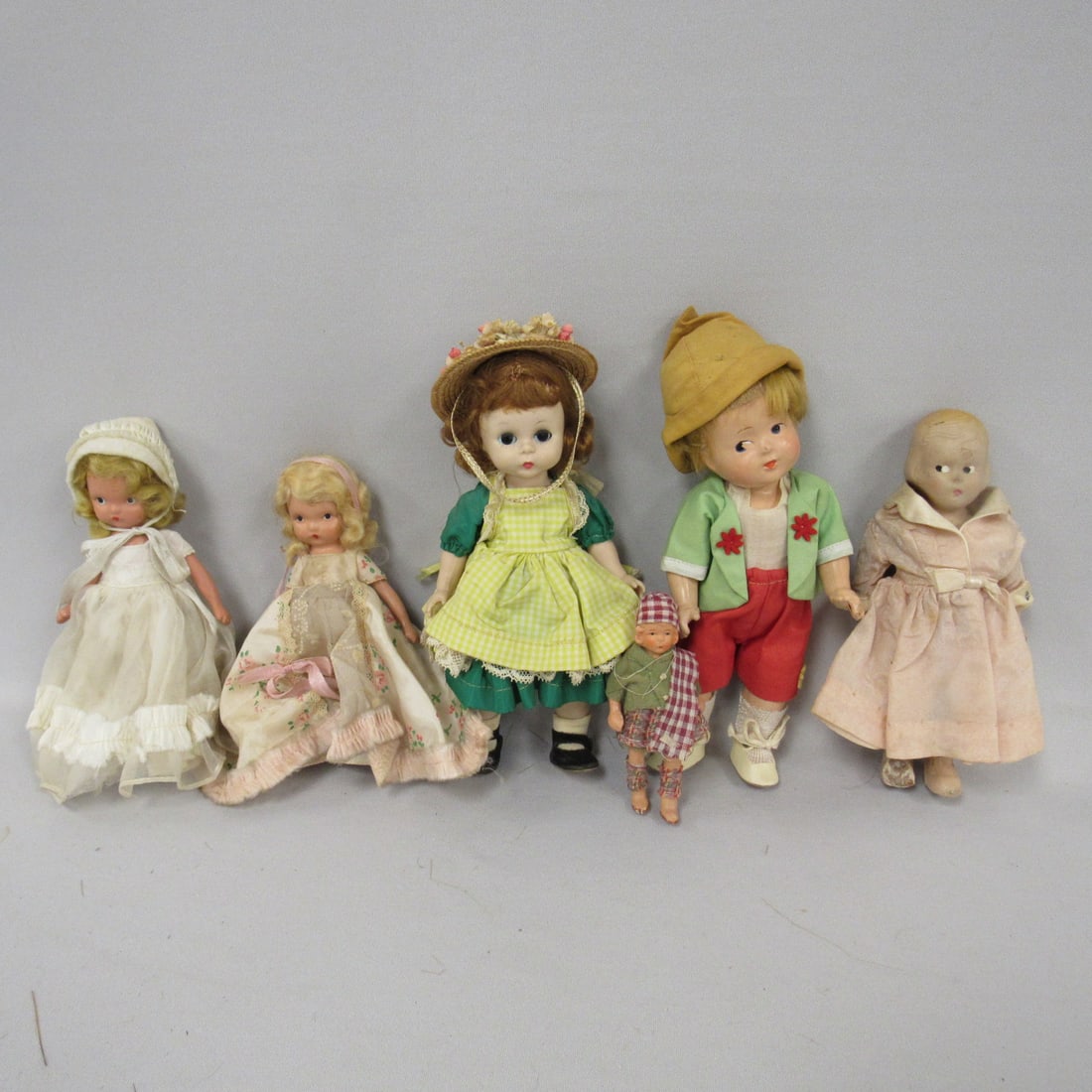 6 PC. COLLECTIBLE DOLL LOT: (1 of 7)