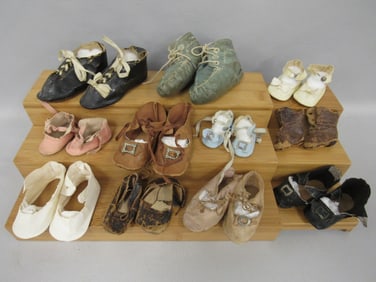 11 PAIRS OF ANTIQUE TO VINTAGE DOLL SHOES: