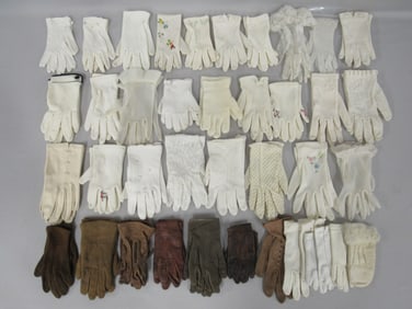 BOX LOT OF CHILDRENS GLOVES: