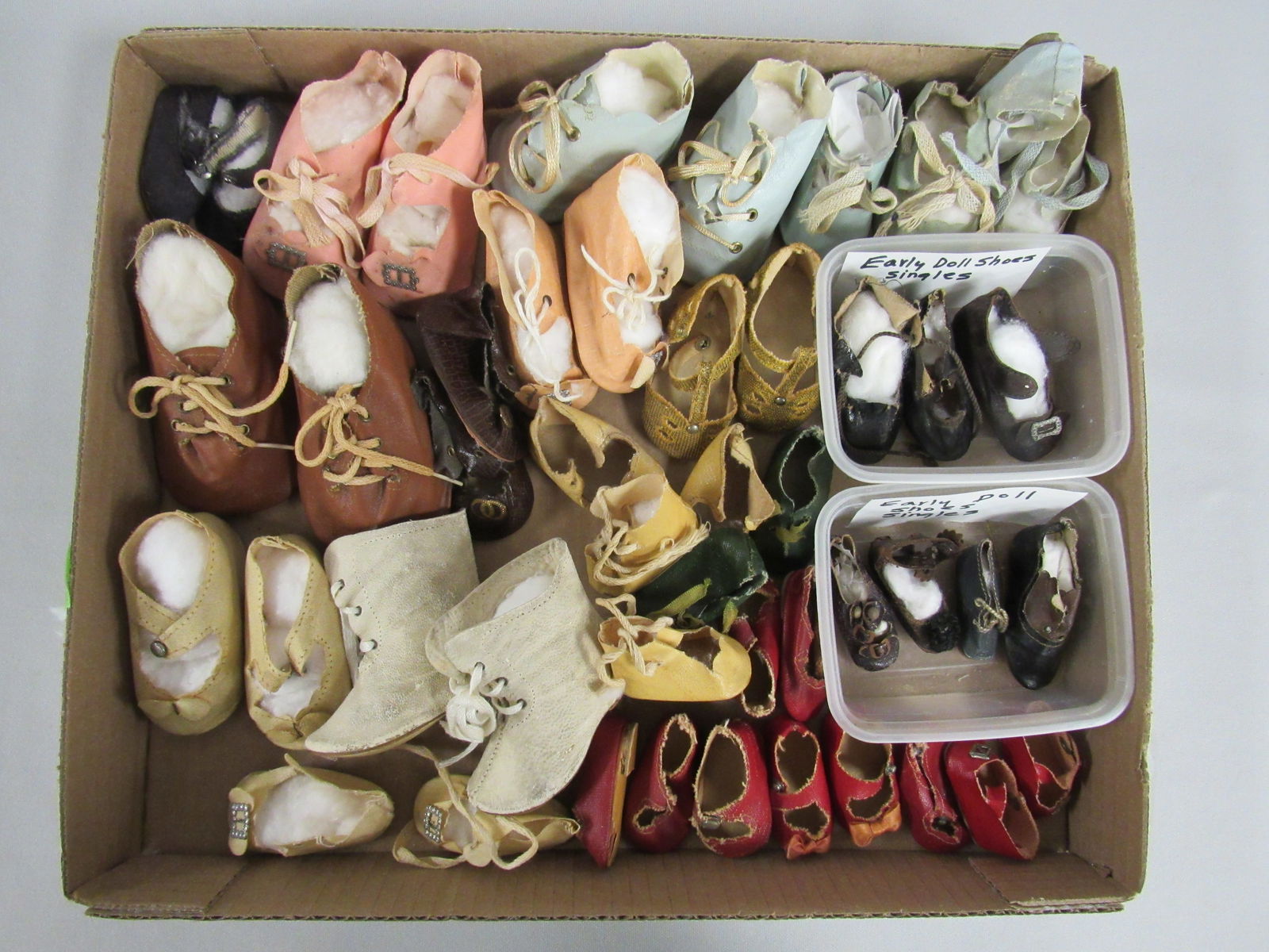 ASSTD. SIZES VINTAGE SINGLE & PAIRS OF DOLL SHOES (1 of 5)