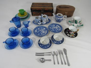 BOX OF COLLECTIBLE DOLL DISHES, ETC.: