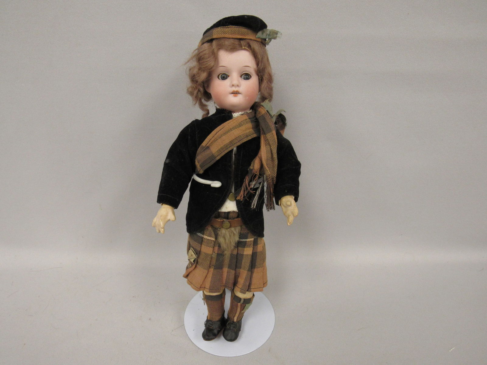 11 IN. MAX OSCAR ARNOLD #200:: BISQUE SOCKET HEAD WITH SLEEP EYES, COMPO & WOOD JOINTED BODY, FACTORY ORIGINAL OUTFIT, HAT & WIG