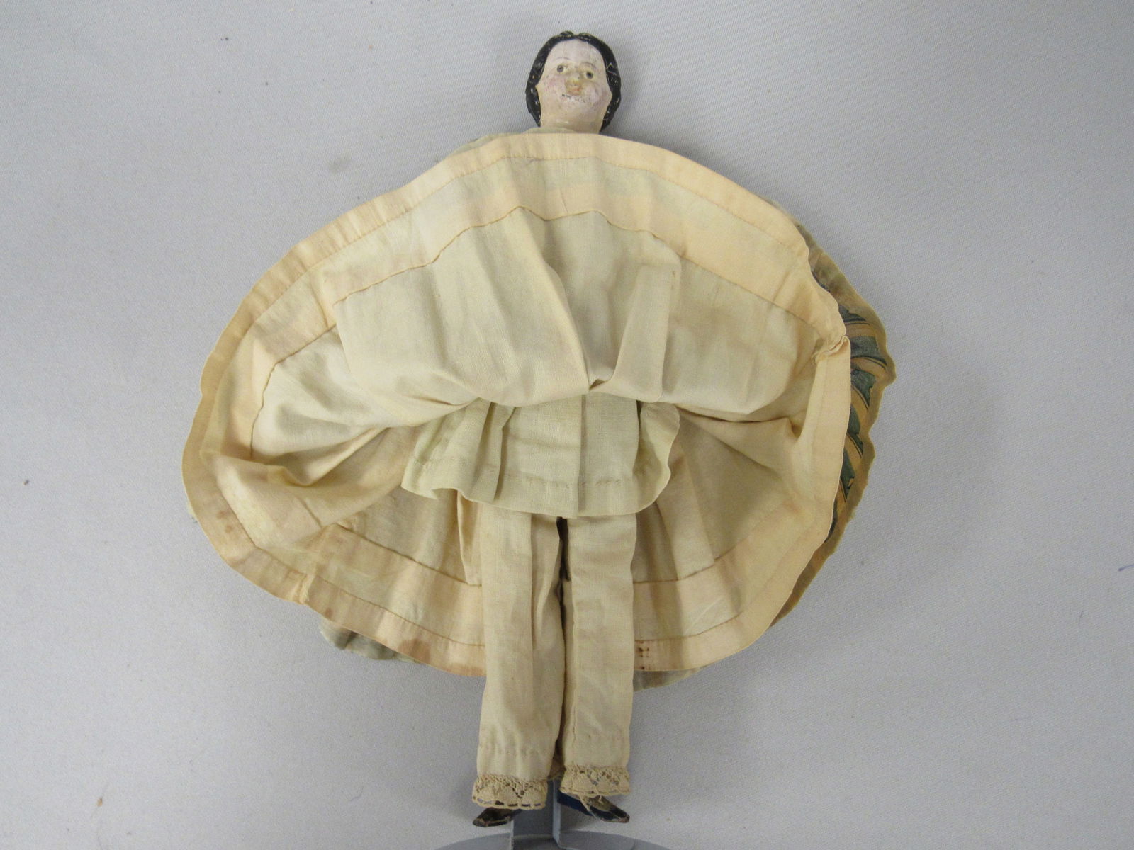 ANTIQUE 9 IN. MILLINERS MODEL: - 4